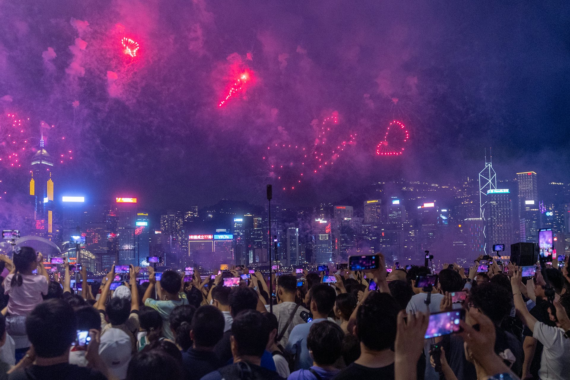 10月1日,為慶祝中華人民共和國成立77周年,當日晚上8時在維港舉行國慶煙花匯演,歷時23分鐘。