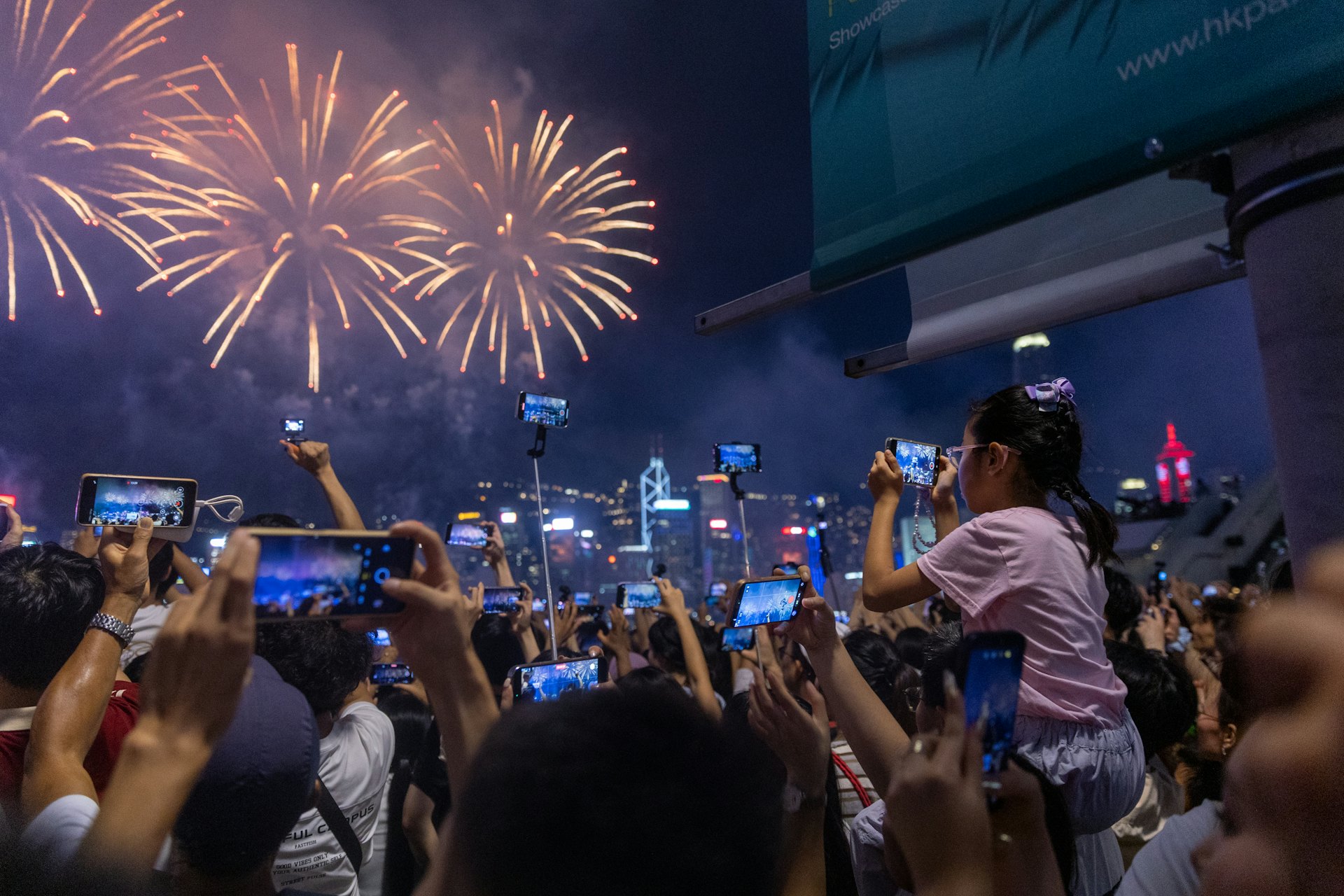 10月1日,為慶祝中華人民共和國成立77周年,當日晚上8時在維港舉行國慶煙花匯演,歷時23分鐘。