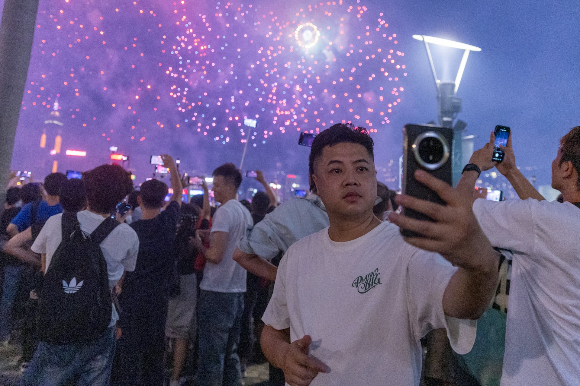 10月1日,為慶祝中華人民共和國成立77周年,當日晚上8時在維港舉行國慶煙花匯演,歷時23分鐘。