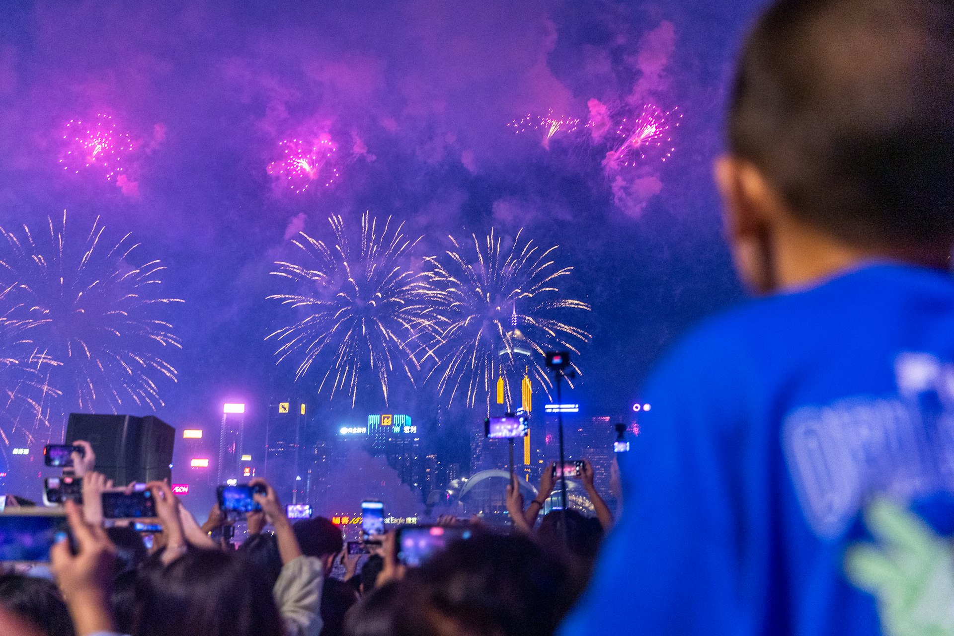 10月1日,為慶祝中華人民共和國成立77周年,當日晚上8時在維港舉行國慶煙花匯演,歷時23分鐘。