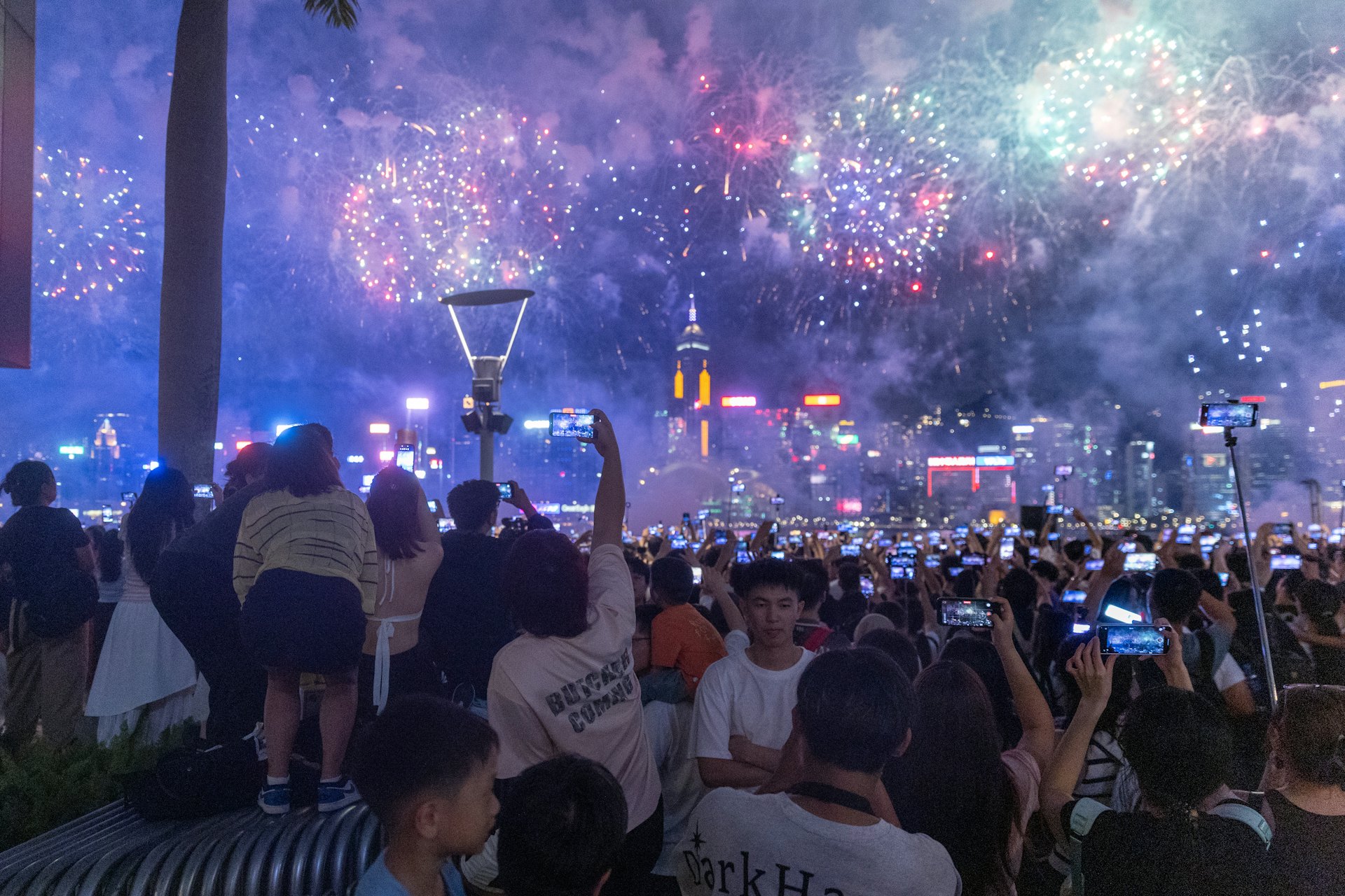 10月1日,為慶祝中華人民共和國成立77周年,當日晚上8時在維港舉行國慶煙花匯演,歷時23分鐘。