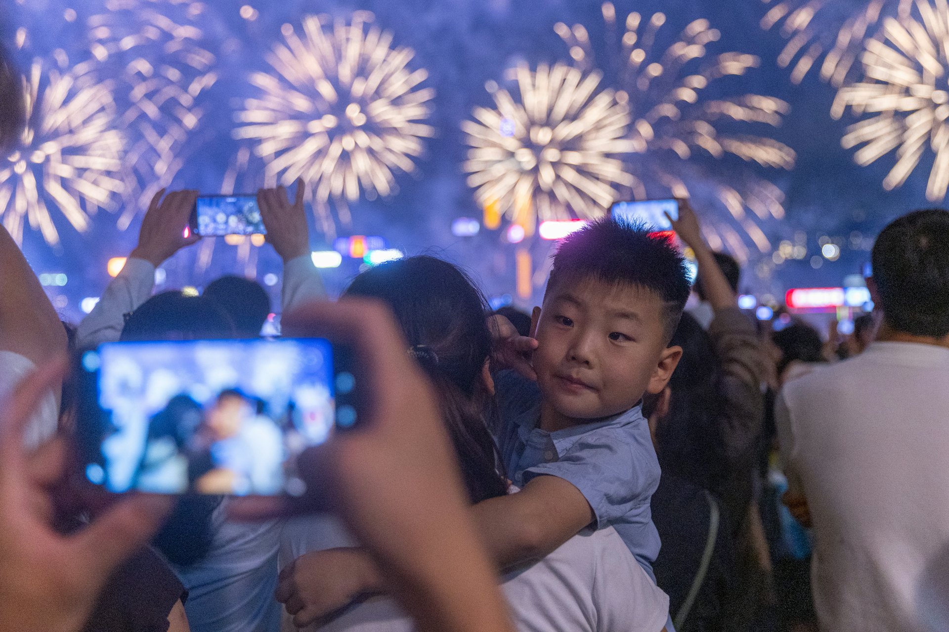 10月1日,為慶祝中華人民共和國成立77周年,當日晚上8時在維港舉行國慶煙花匯演,歷時23分鐘。