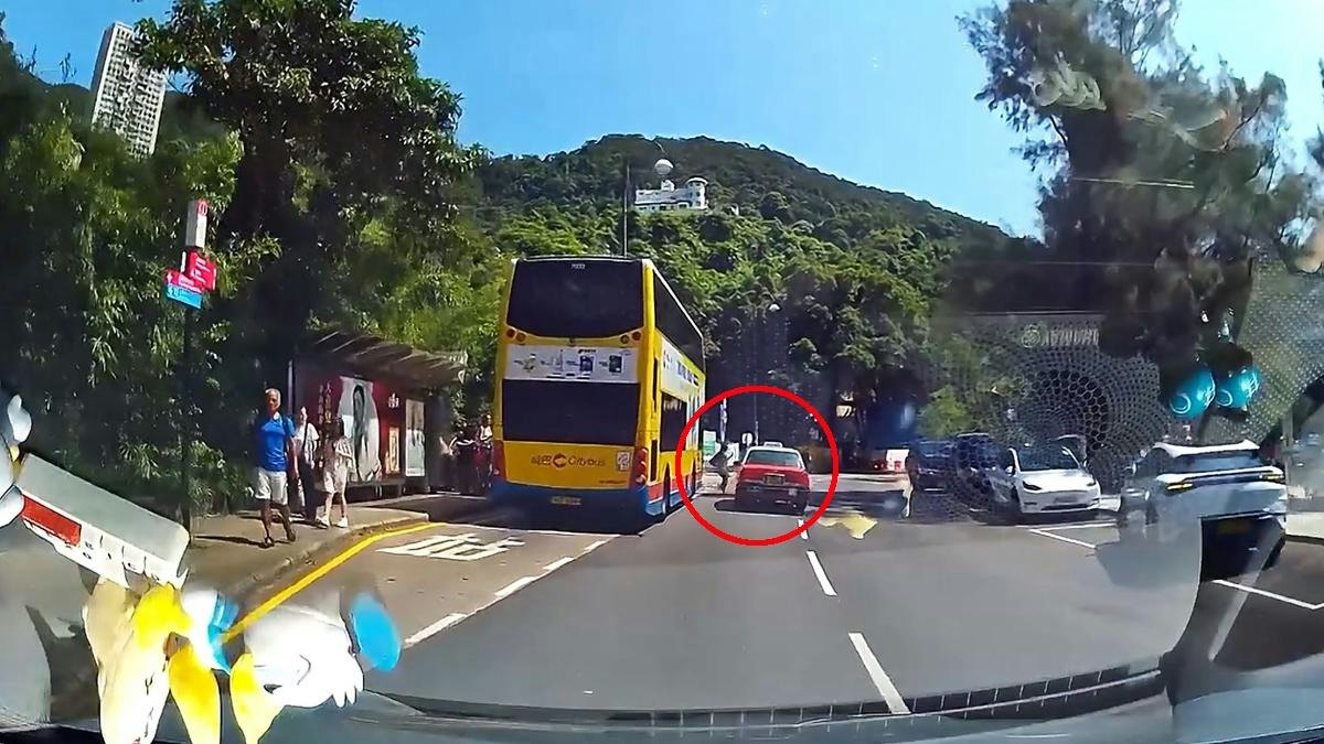 車Cam|深水灣香島道女途人橫過馬路 遭的士撞倒 起身繼續過路