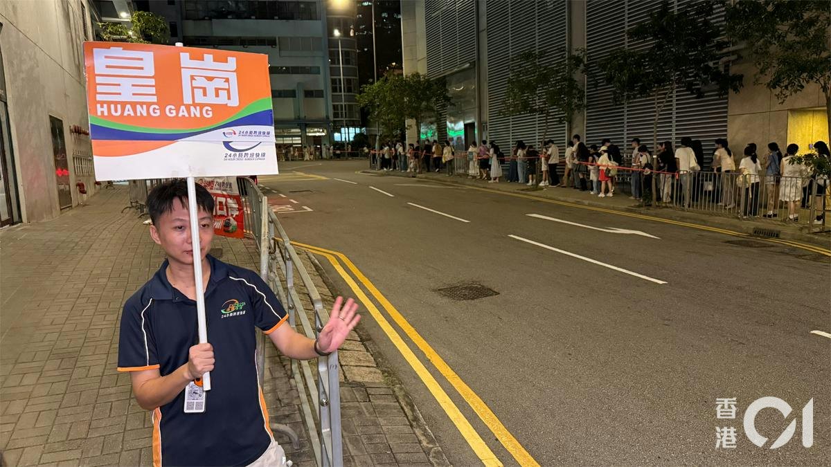 國慶|尖沙咀最高峰多達500人排隊 等候上跨境巴士前往皇崗口岸