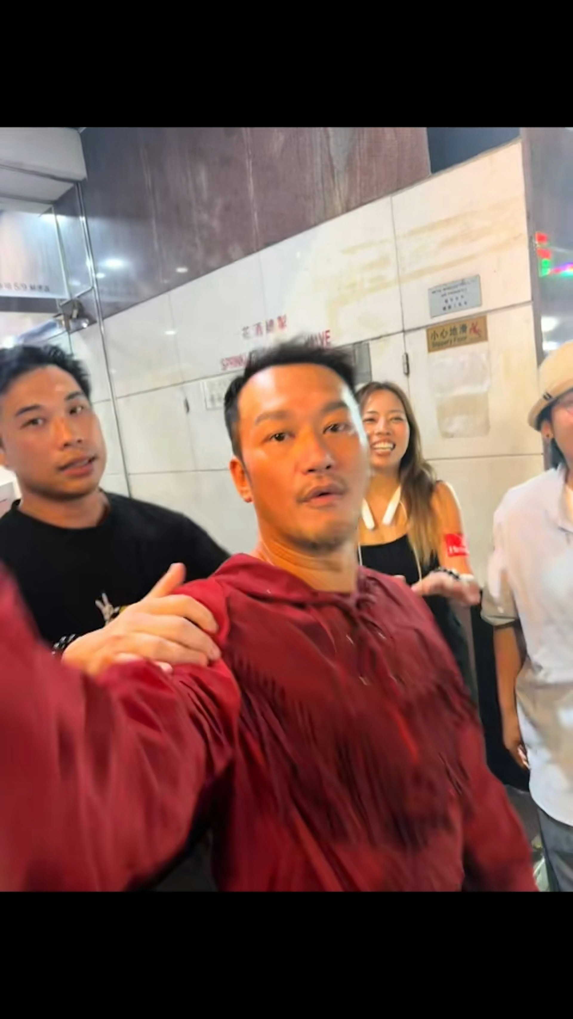 吳浩康街頭打掉路人手機惹熱議 網民一面倒支持本尊霸氣回覆:我從未自稱紳士 吳浩康街頭打掉路人手機惹熱議 網民一面倒支持本尊霸氣回覆:我從未自稱紳士