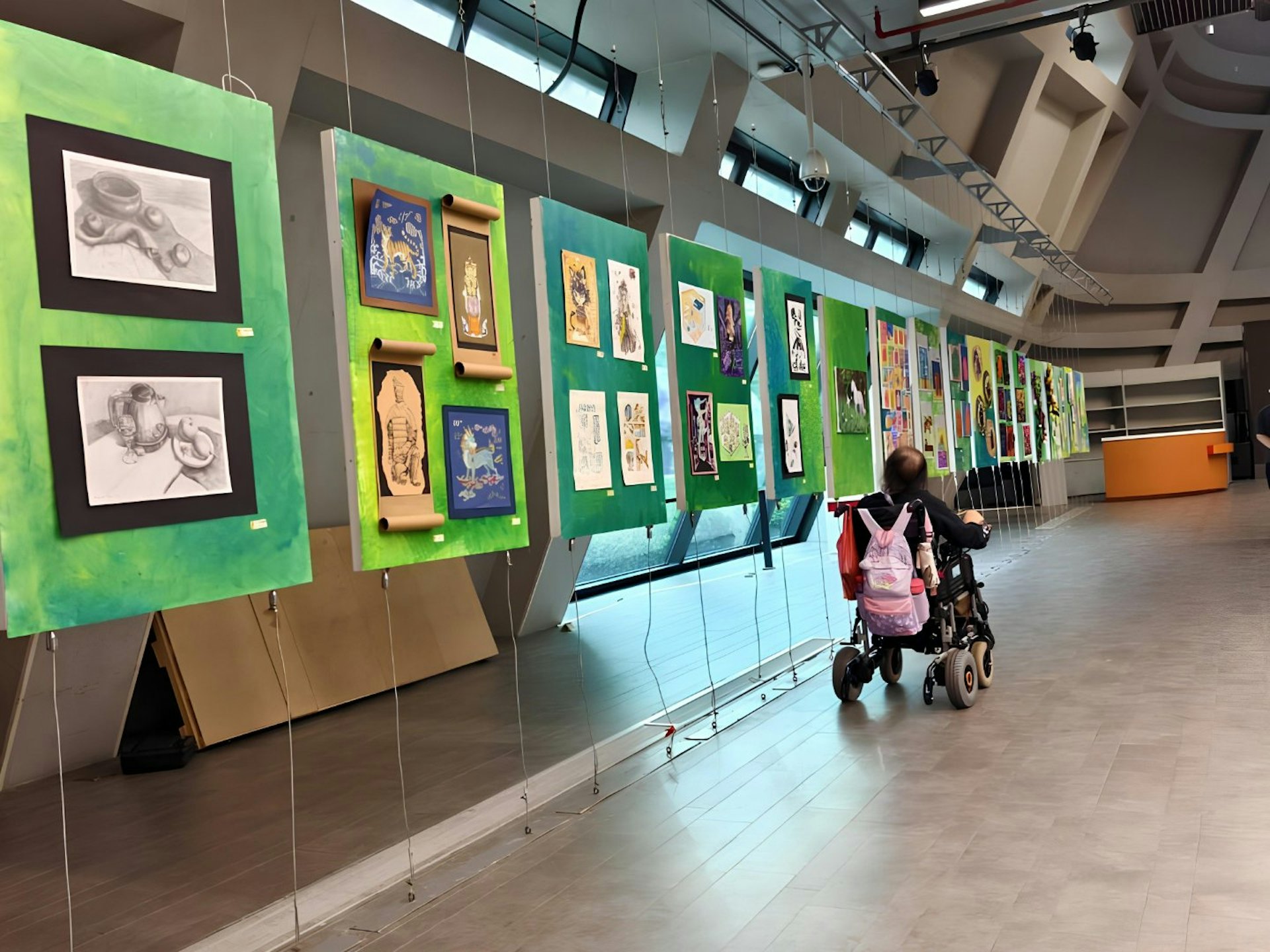 學生在寬敞的展館中自在地駕駛輪椅,悠然細味藝術作品之美。