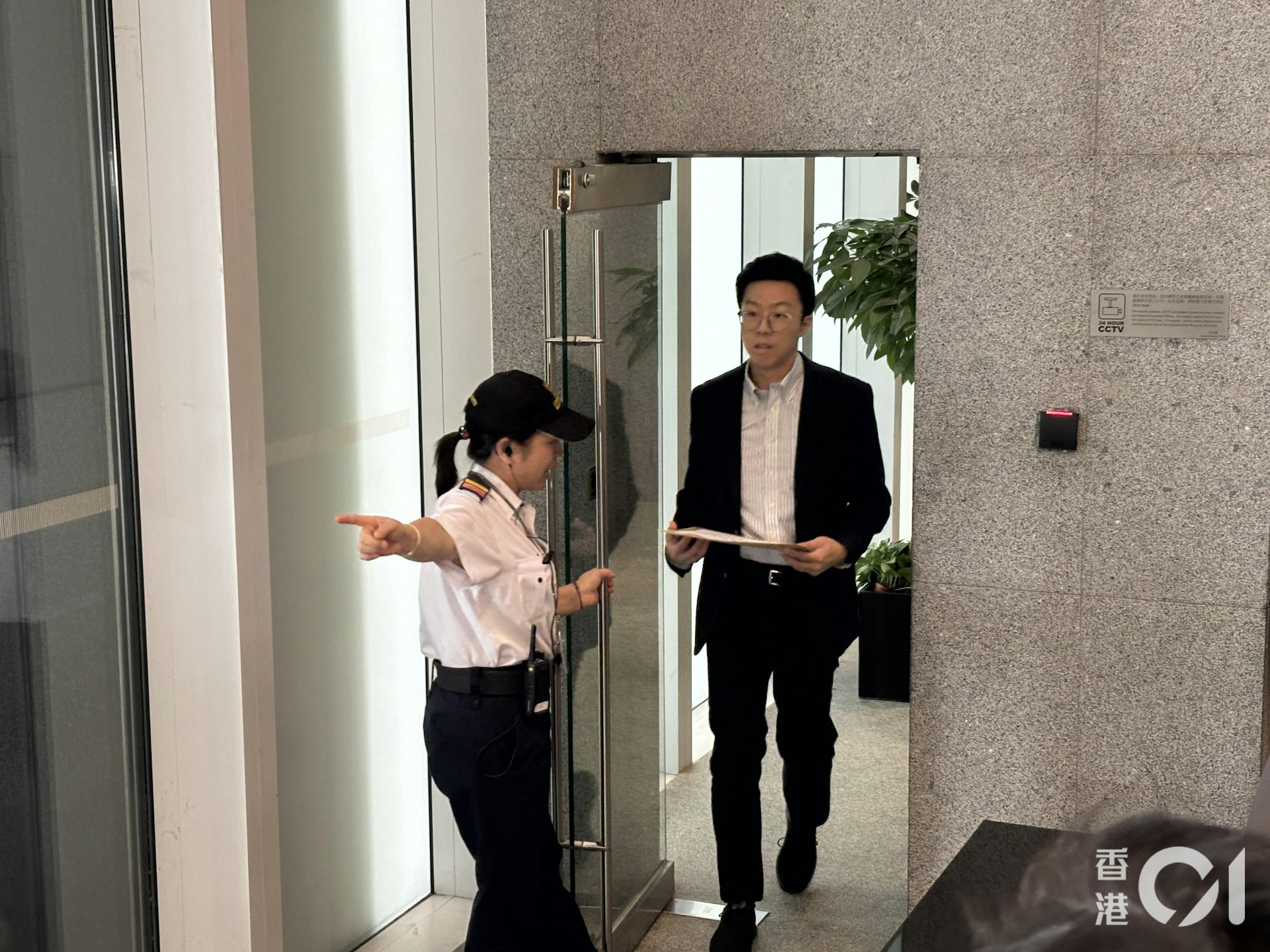 不知名財團代表到場入標。