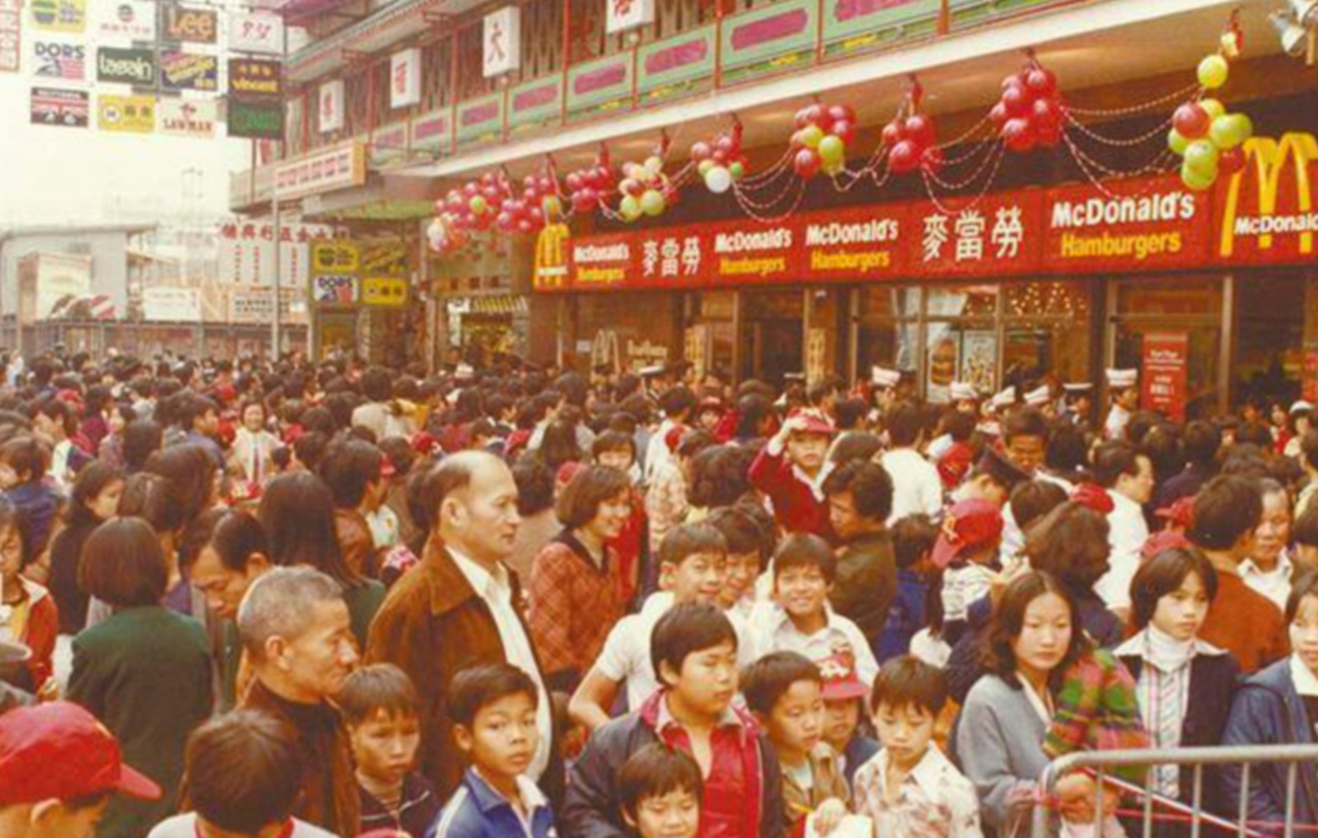 當時開業場面極度「墟冚」,圍觀市民眾多,人潮涵蓋男女老少。(網上相片)