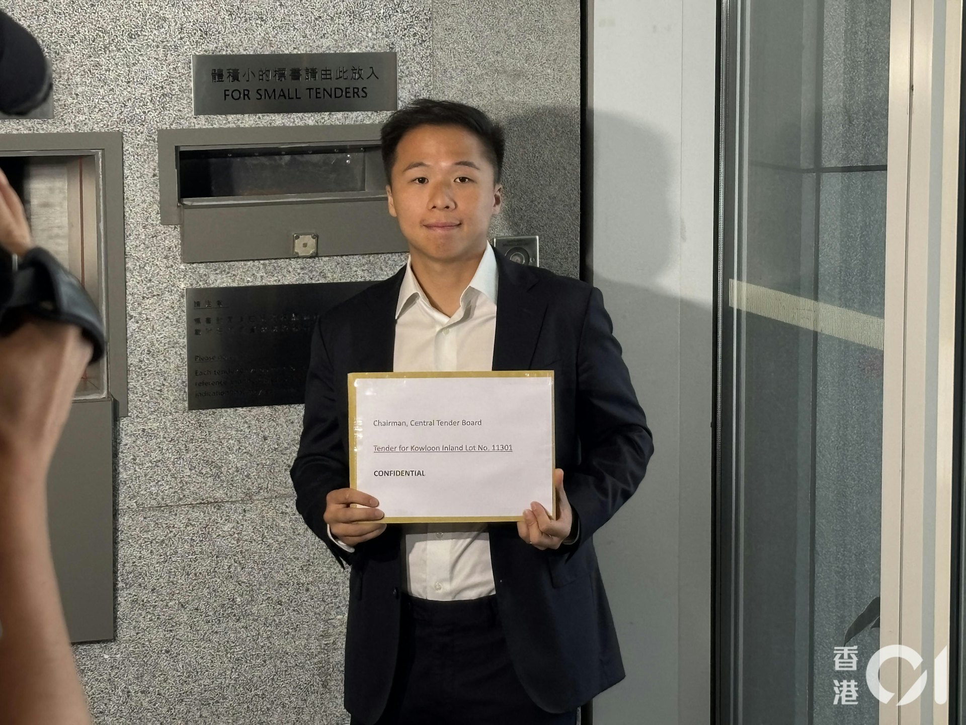 不知名財團代表到場入標。