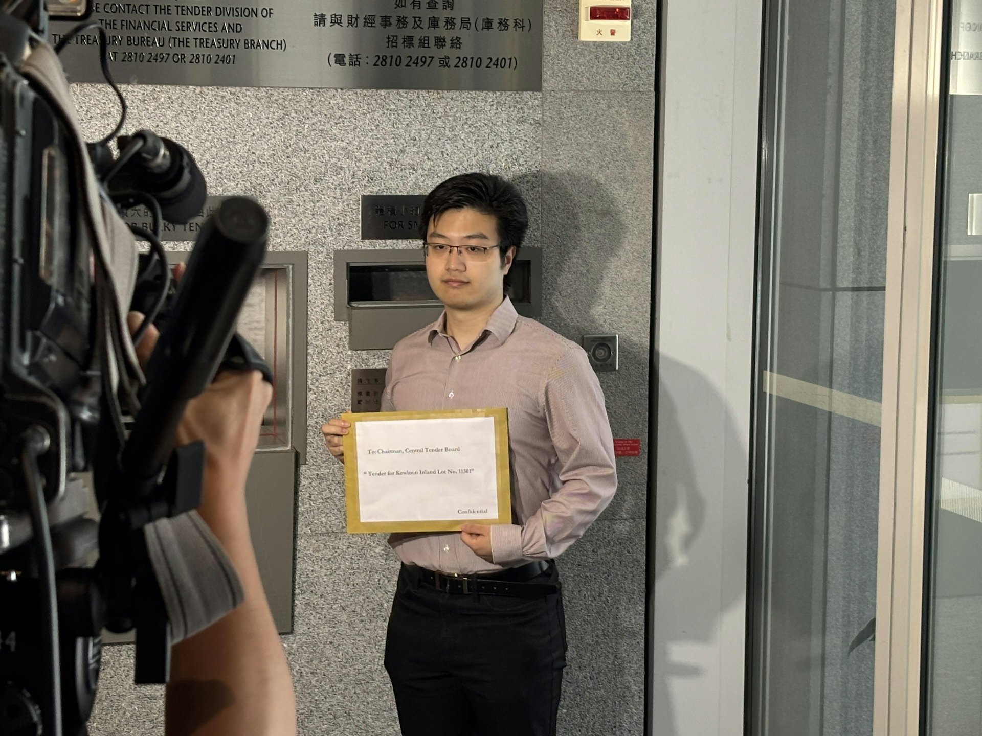不知名財團代表到場入標。