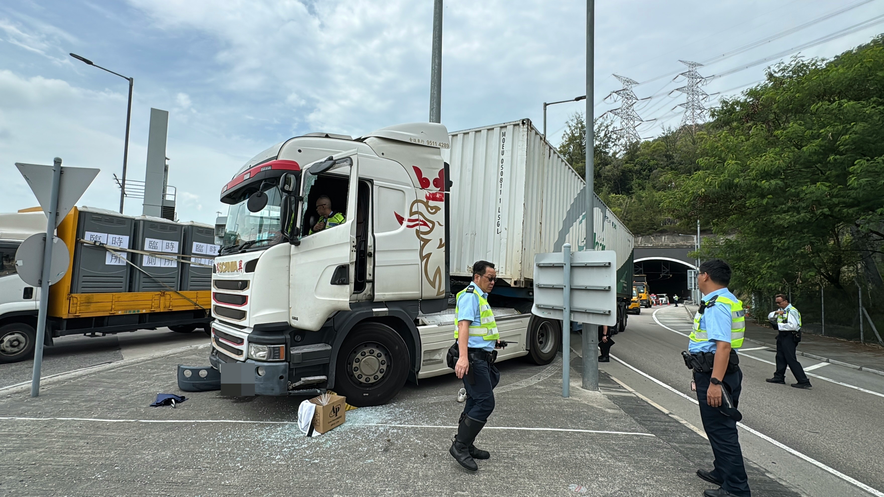 屯門龍富路迴旋處貨櫃車疑「自炒」撞壆　男司機昏迷送院搶救