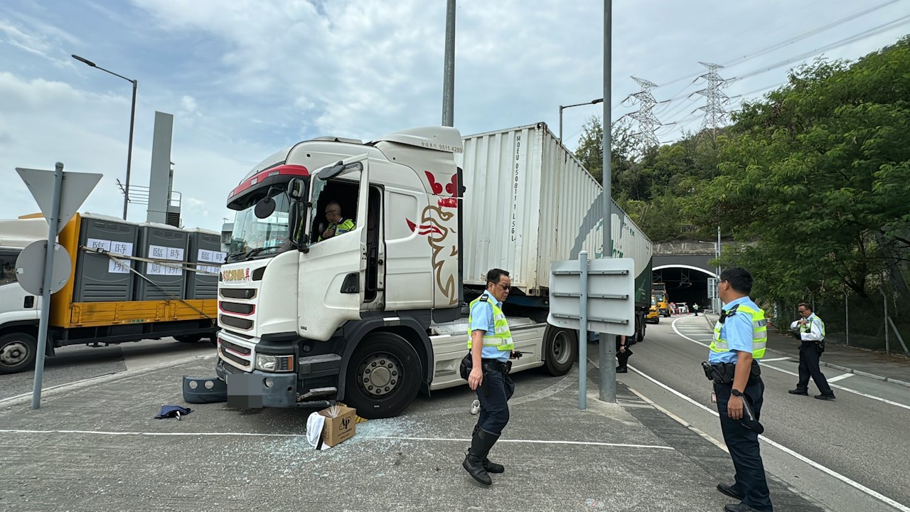 屯門龍富路迴旋處貨櫃車疑「自炒」撞壆 男司機昏迷送院搶救