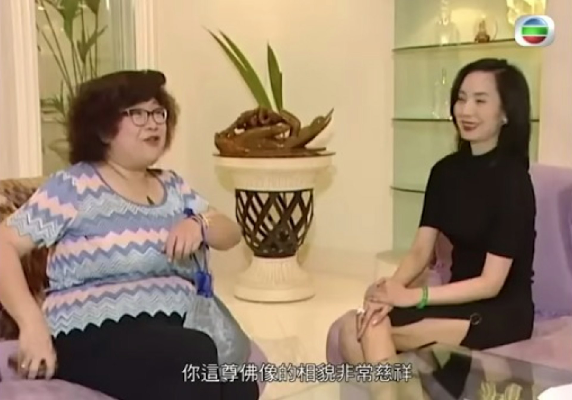 鄺美雲於2002年沈殿霞主持的節目《登堂入室歎世界》公開豪宅。(截圖)