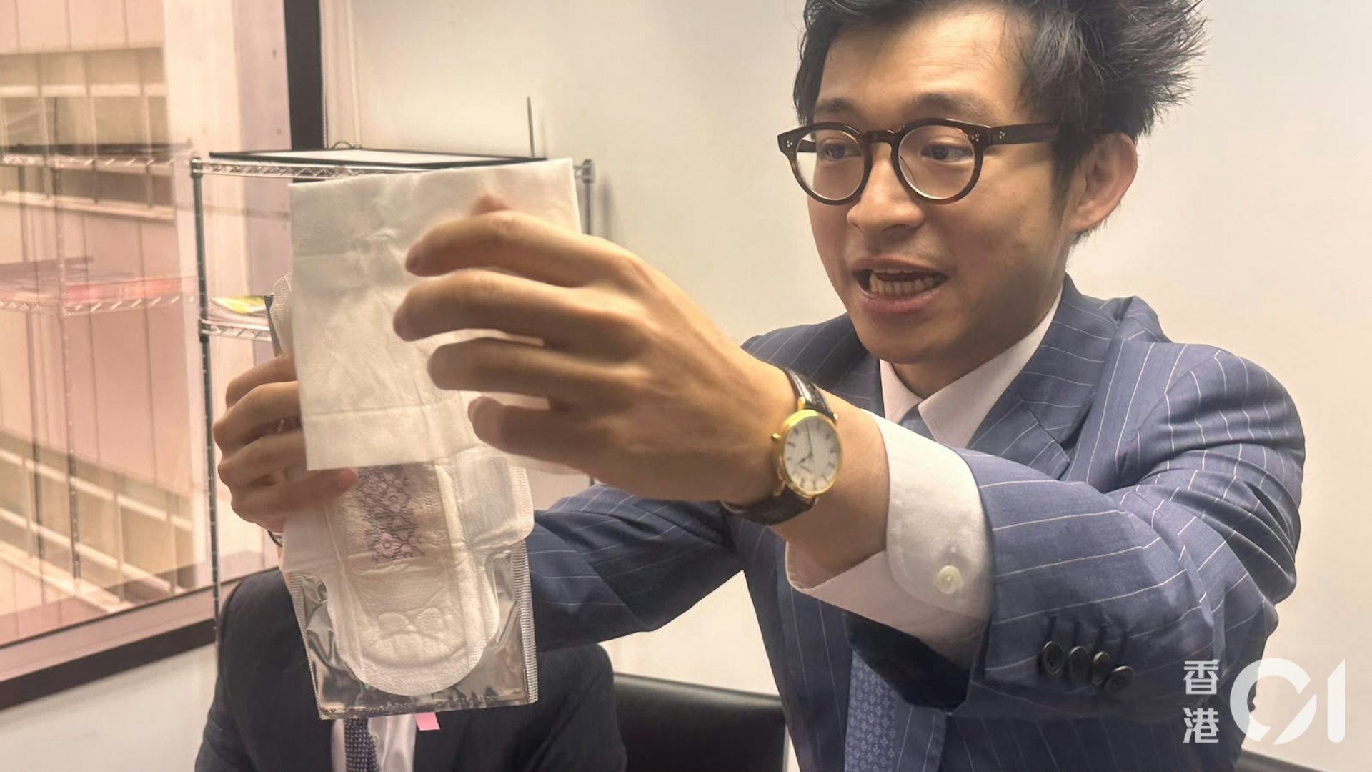 面對產品引發的疑慮,裕美的男友林作今日聯同專家及律師召開記者會,現場進行液體吸收測試,為代言產品平反,質疑消委會的測試方法及公正性。