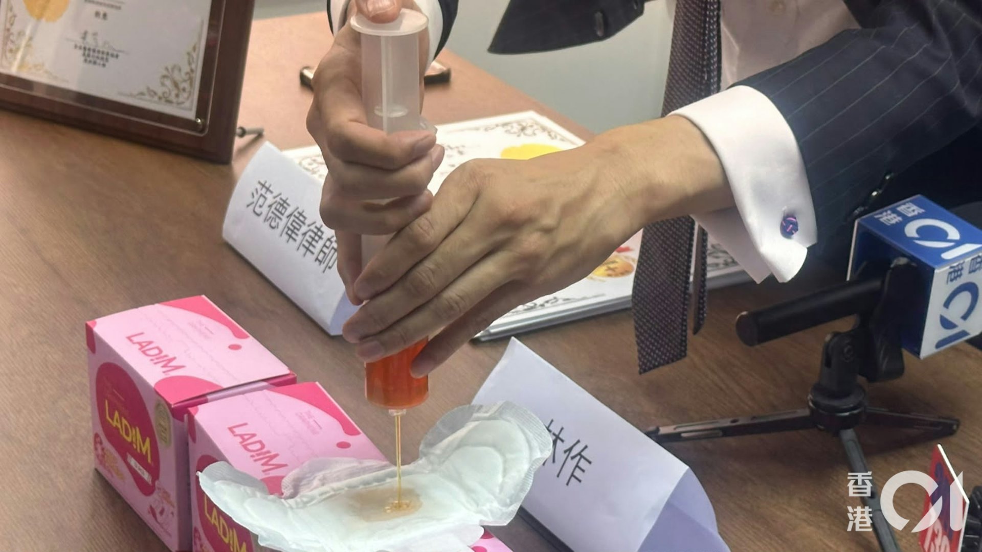 面對產品引發的疑慮,裕美的男友林作今日聯同專家及律師召開記者會,現場進行液體吸收測試,為代言產品平反,質疑消委會的測試方法及公正性。