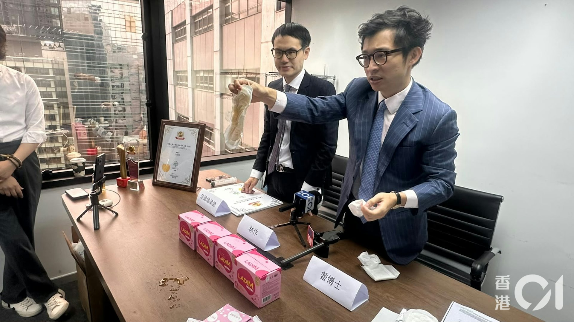 面對產品引發的疑慮,裕美的男友林作今日聯同專家及律師召開記者會,現場進行液體吸收測試,為代言產品平反,質疑消委會的測試方法及公正性。