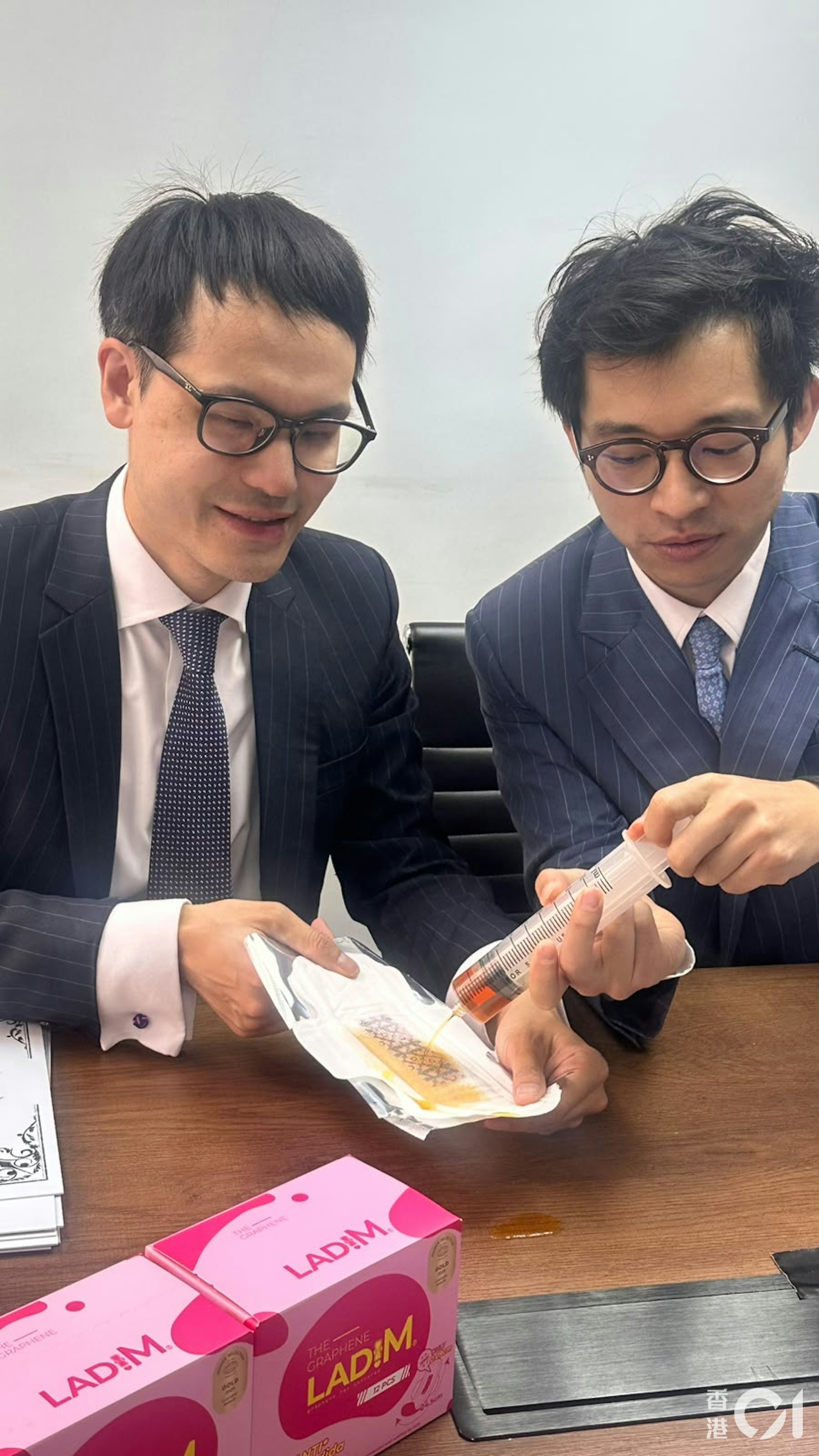 面對產品引發的疑慮,裕美的男友林作今日聯同專家及律師召開記者會,現場進行液體吸收測試,為代言產品平反,質疑消委會的測試方法及公正性。