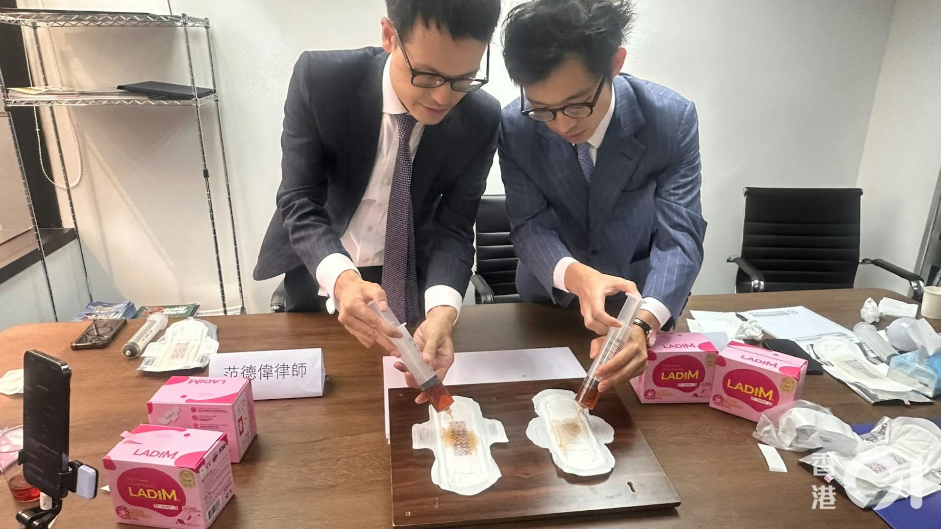 面對產品引發的疑慮,裕美的男友林作今日聯同專家及律師召開記者會,現場進行液體吸收測試,為代言產品平反,質疑消委會的測試方法及公正性。