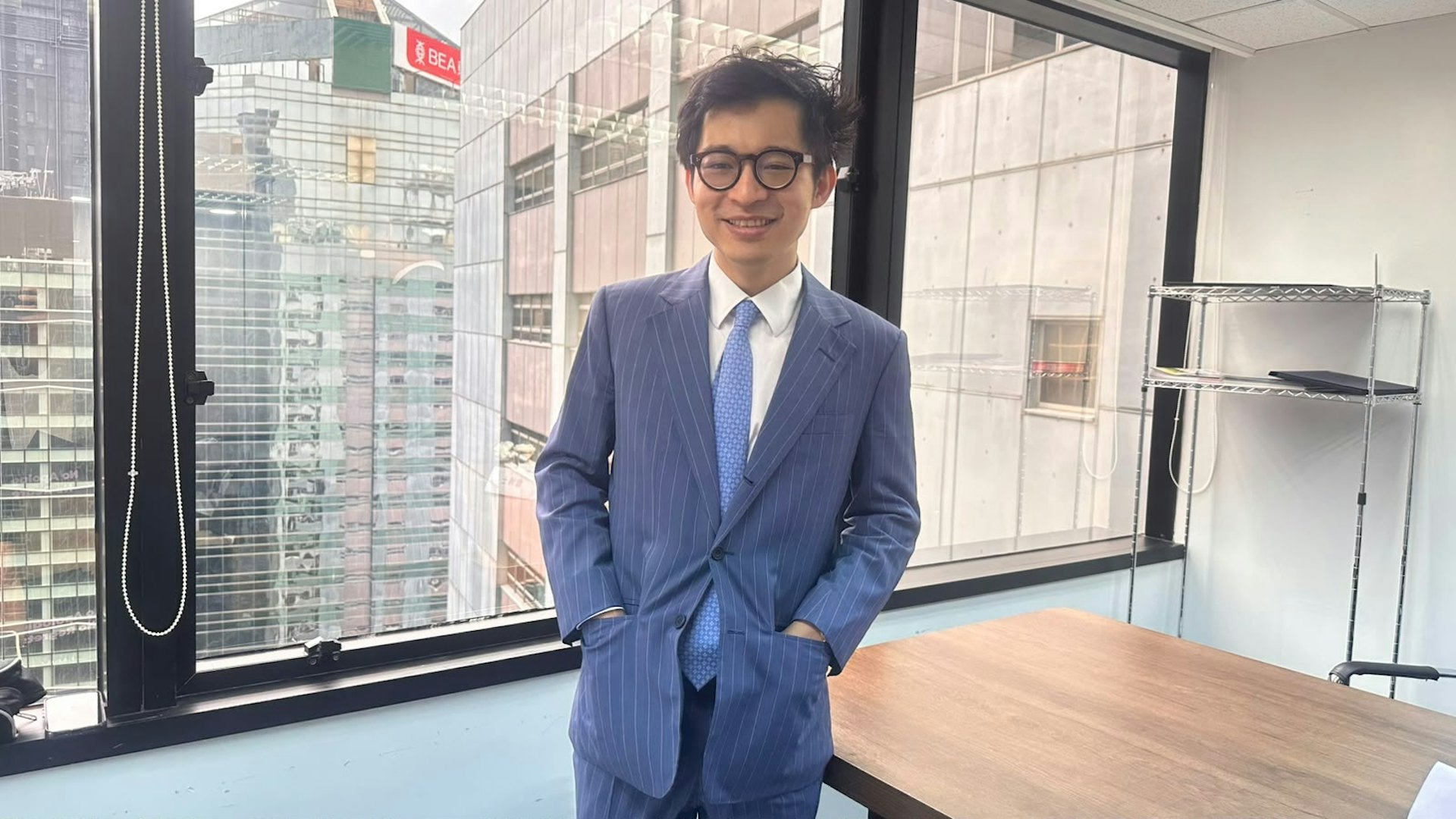 面對產品引發的疑慮,裕美的男友林作今日聯同專家及律師召開記者會,現場進行液體吸收測試,為代言產品平反,質疑消委會的測試方法及公正性。