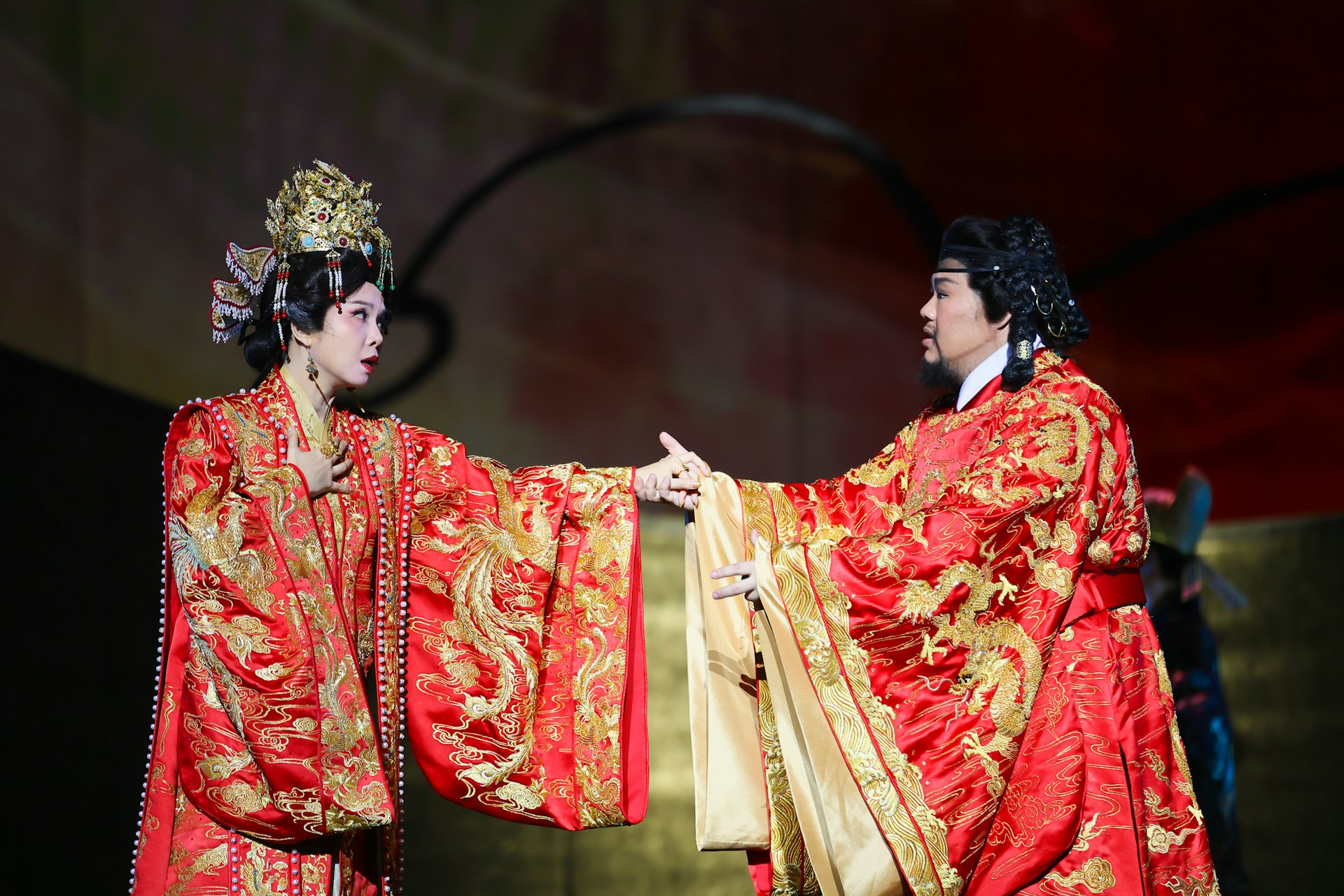 團隊打破傳統界限,將西方歌劇與粵劇傳統「唱唸做打」破格匯聚,更融入中國武術的剛勁身手與現代舞蹈的優美編排。