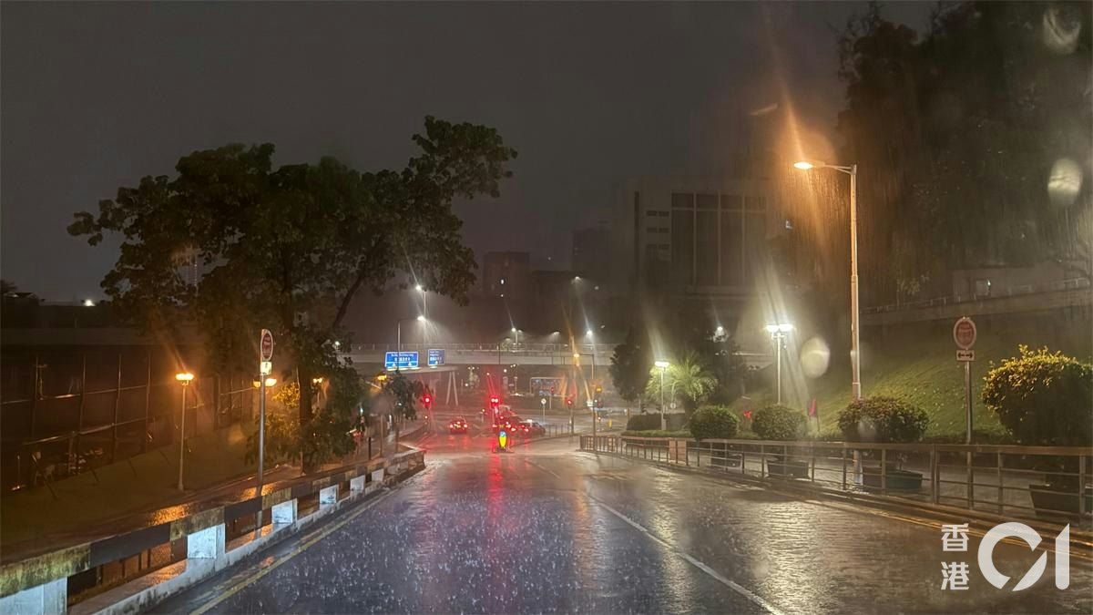 天氣|凌晨4時發出黃色暴雨警告信號 天文台:西貢區或嚴重水浸