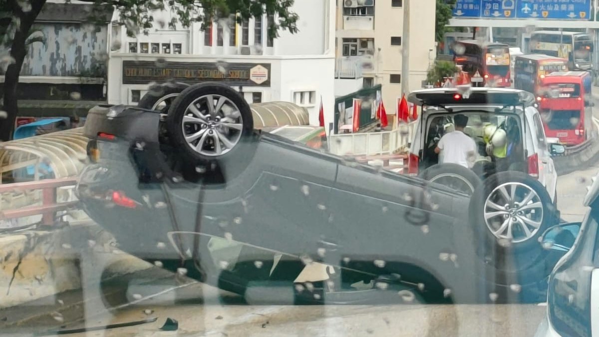 龍翔道彩虹邨外私家車疑撞壆後反轉 司機一度被困 來回交通擠塞