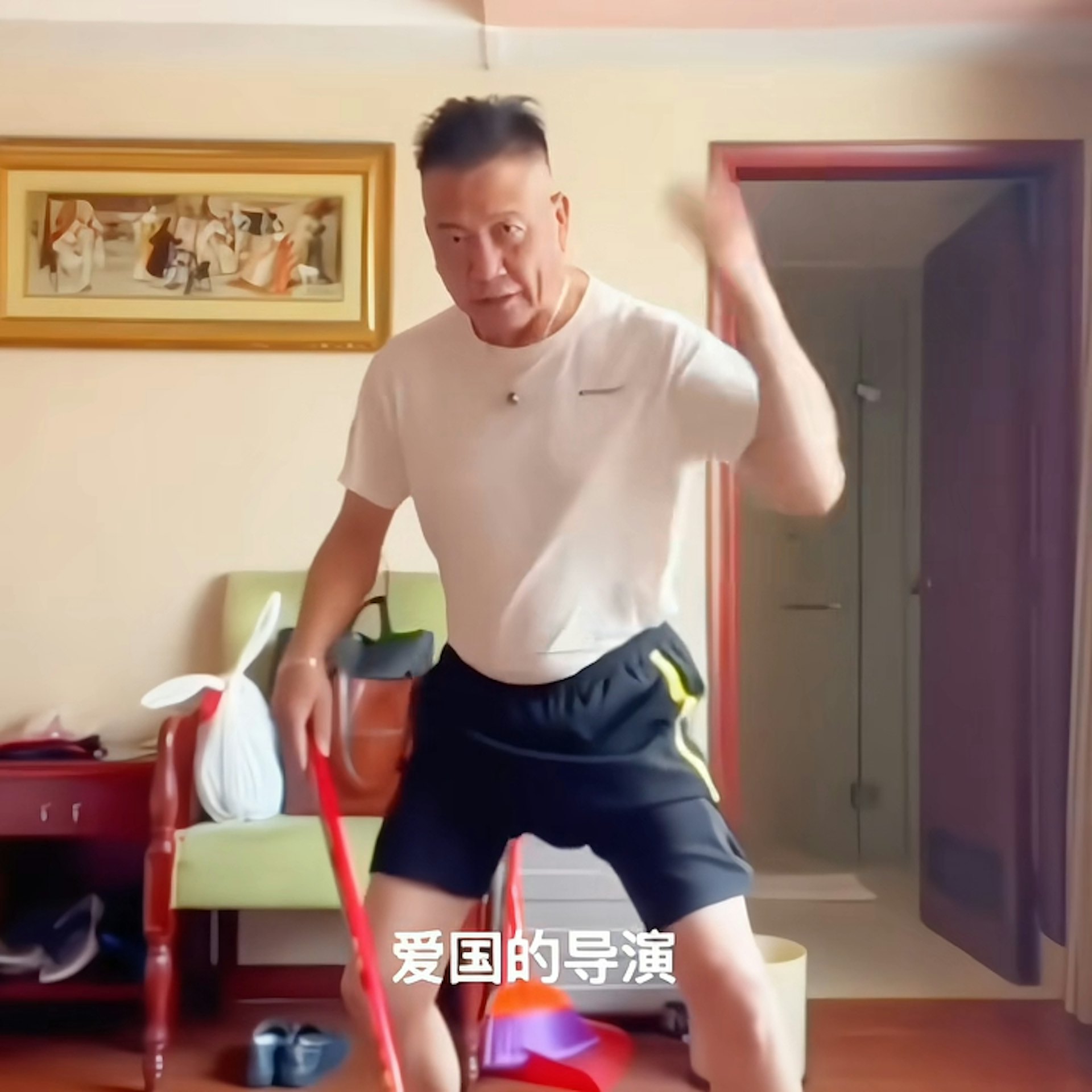 近日適逢十一國慶,網上便傳出一條萬子哥拖住地,疾呼要當一個愛國演員的影片。
