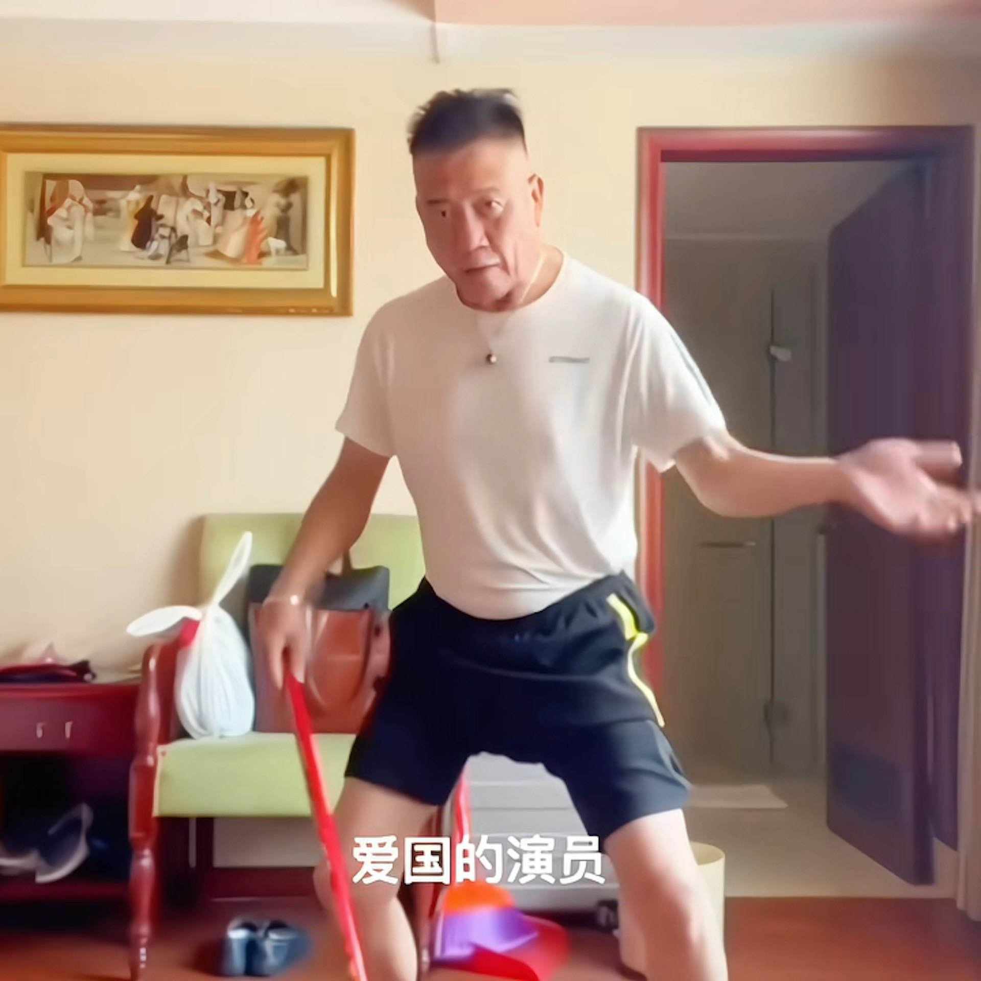 近日適逢十一國慶,網上便傳出一條萬子哥拖住地,疾呼要當一個愛國演員的影片。