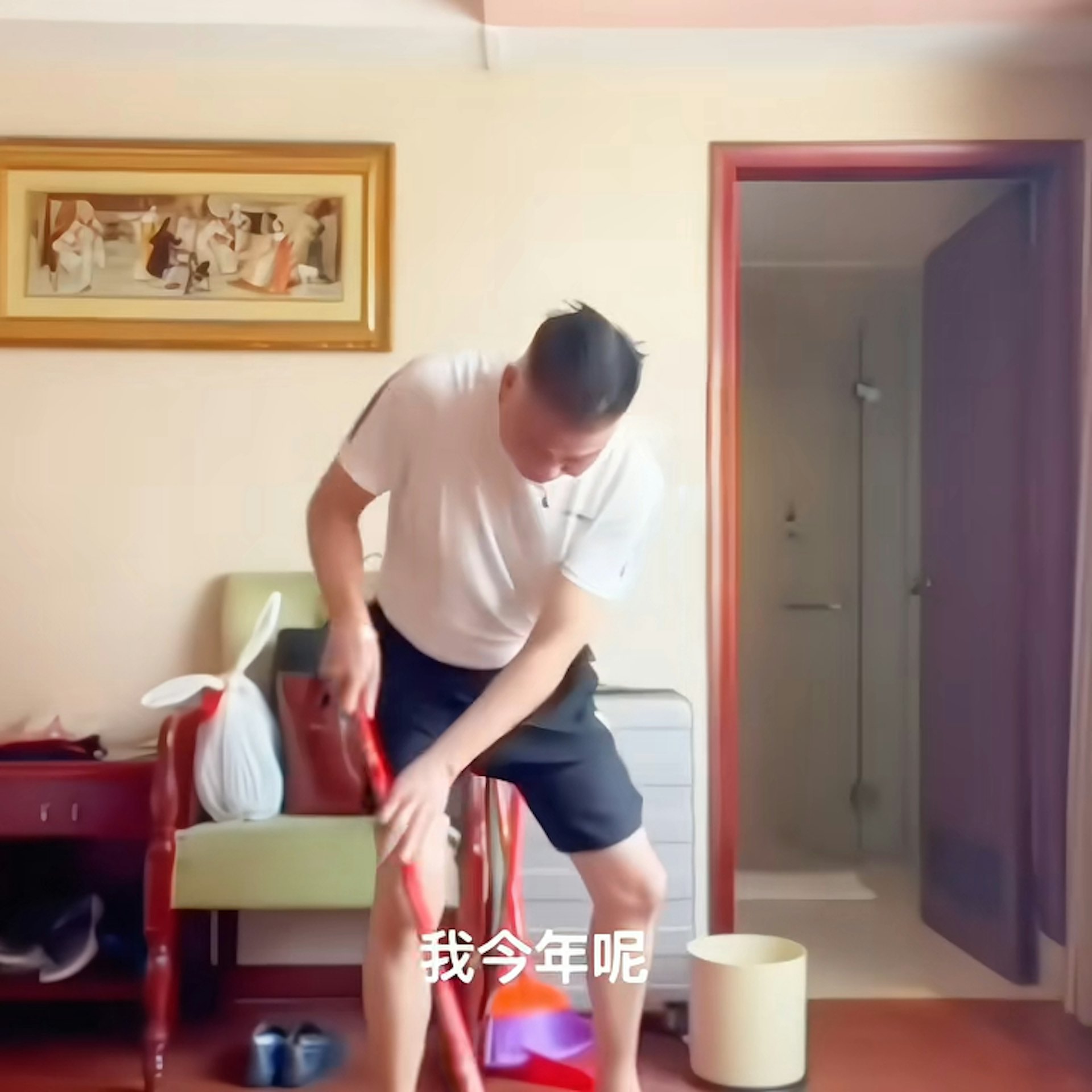 近日適逢十一國慶,網上便傳出一條萬子哥拖住地,疾呼要當一個愛國演員的影片。