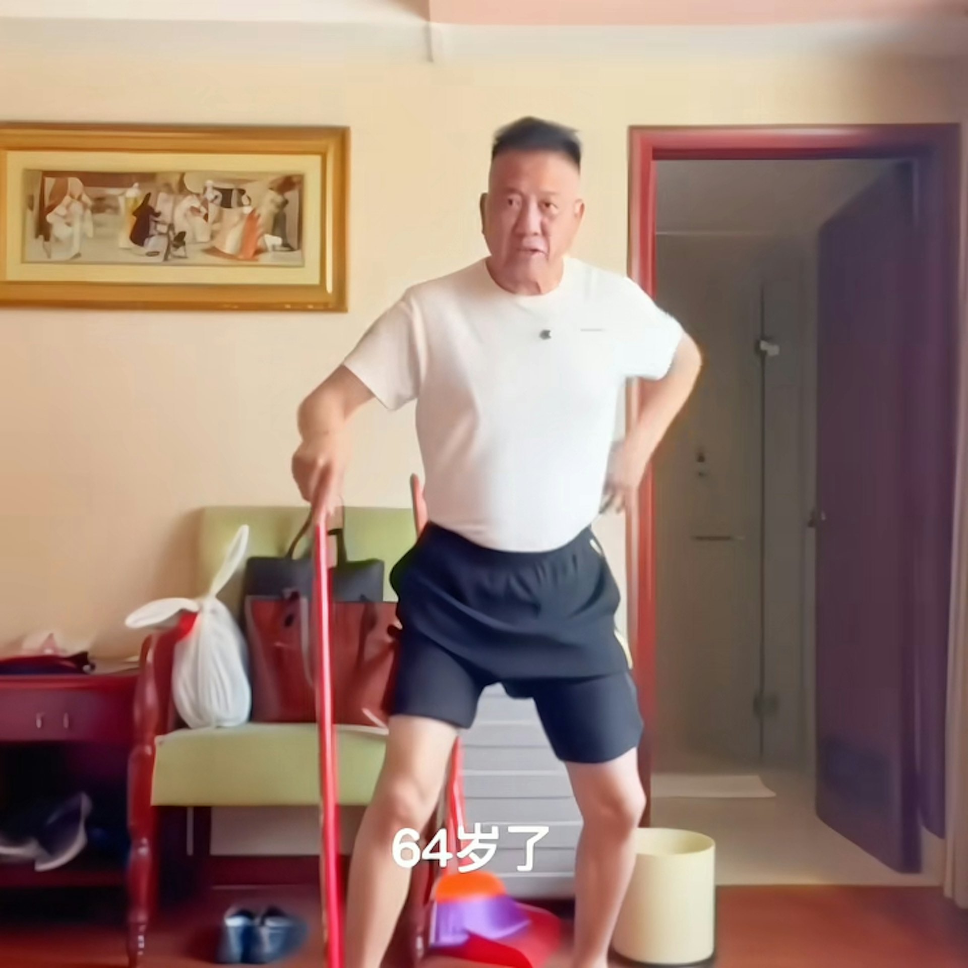 原來影片是萬梓良5年前,64歲時拍下,相信是網民見近日慶祝十一國慶,又鮮見萬子哥的出現,將影片重推上網。