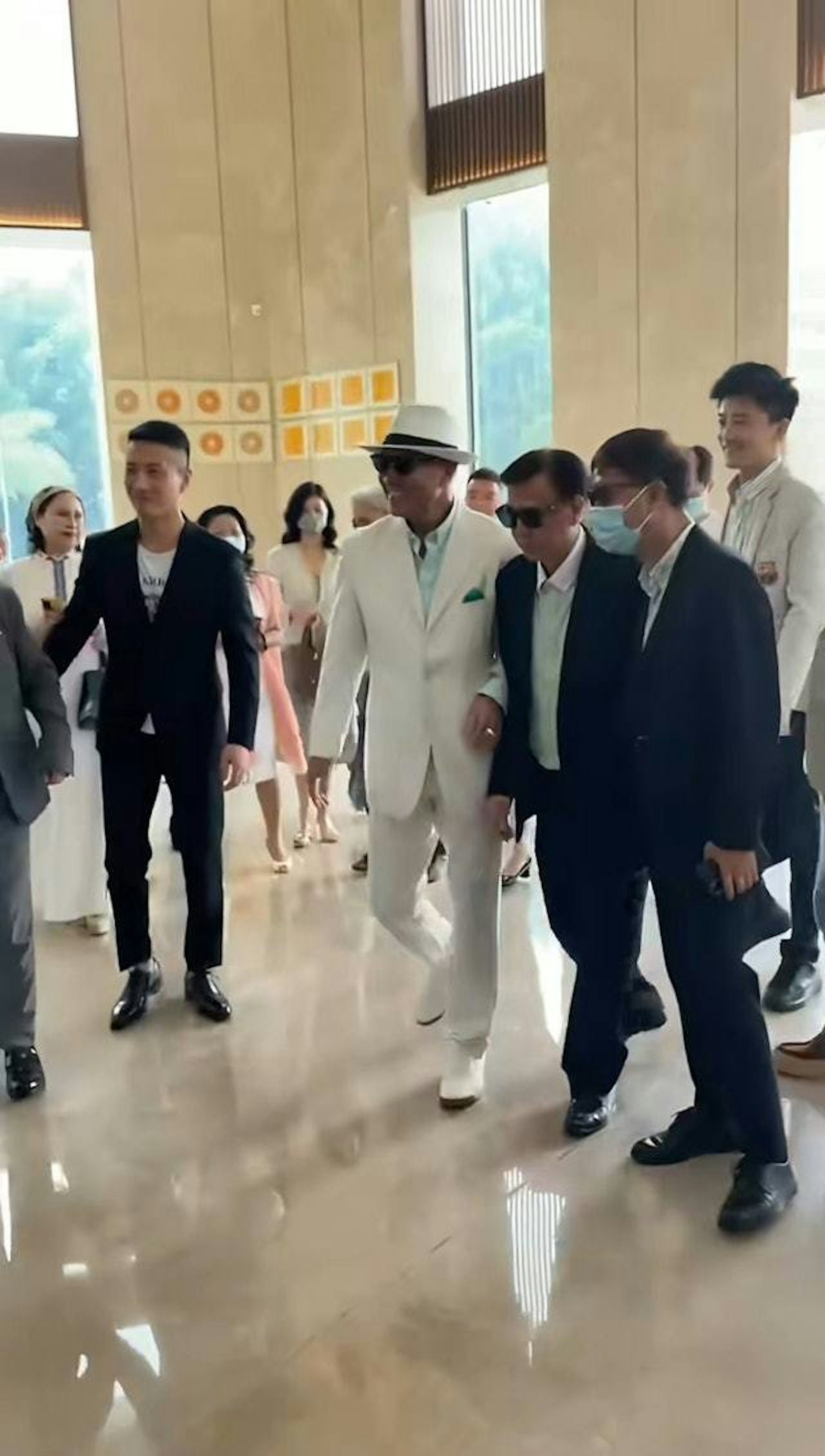 萬梓良近年出席活動,已經需要人攙扶。