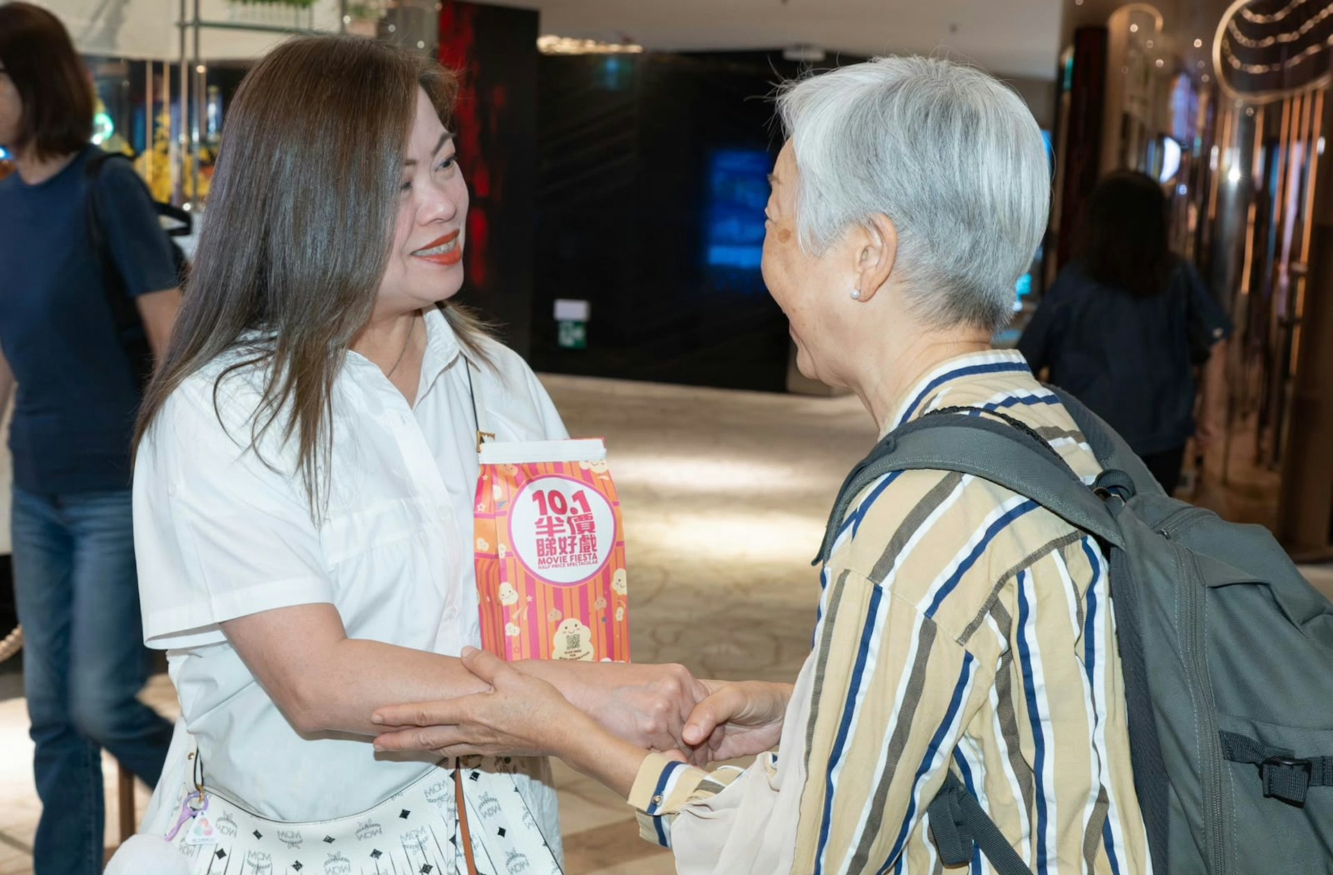 有市民主動跟局長羅淑佩女士握手及合照。