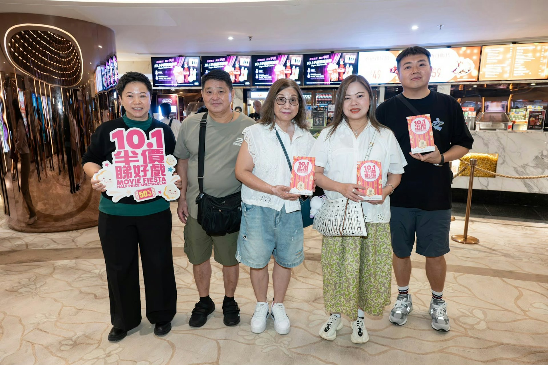 有市民主動跟局長羅淑佩女士握手及合照。
