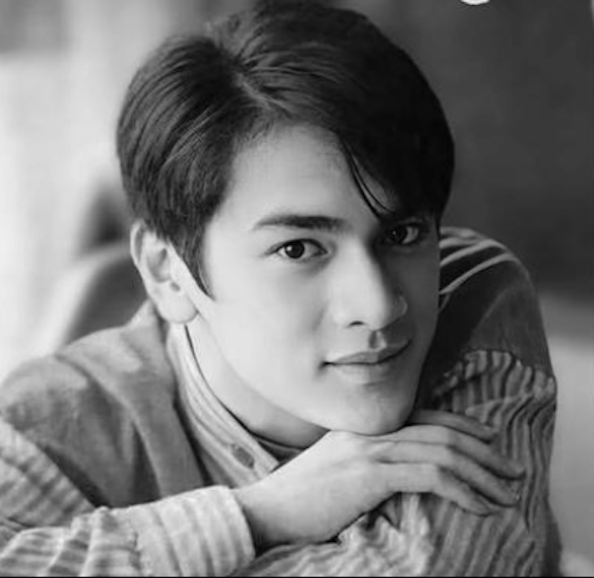 洪楗華有「翻版金城武」之稱,於90年代憑一曲《我失戀你悲傷》紅極一時。