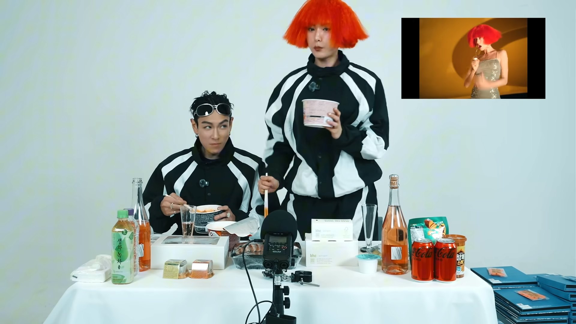 在YouTube宣傳影片裏,兩人一邊吃東西一邊觀賞MV,Nana更一時興起站起來跳舞,一旁的T.O.P則流露出寵溺笑容。