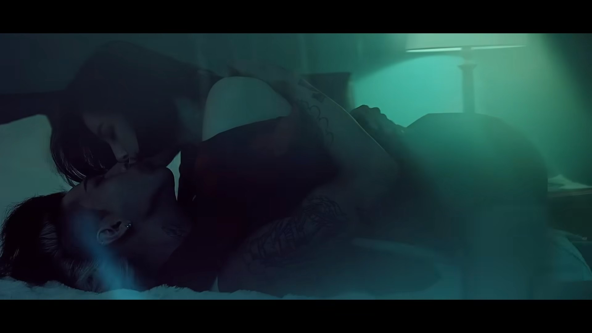 2014年,太陽拍攝solo歌曲〈凌晨一點〉(1AM)MV時,經G-Dragon(權志龍)介紹邀來閔孝琳演出。(〈凌晨一點〉MV截圖)