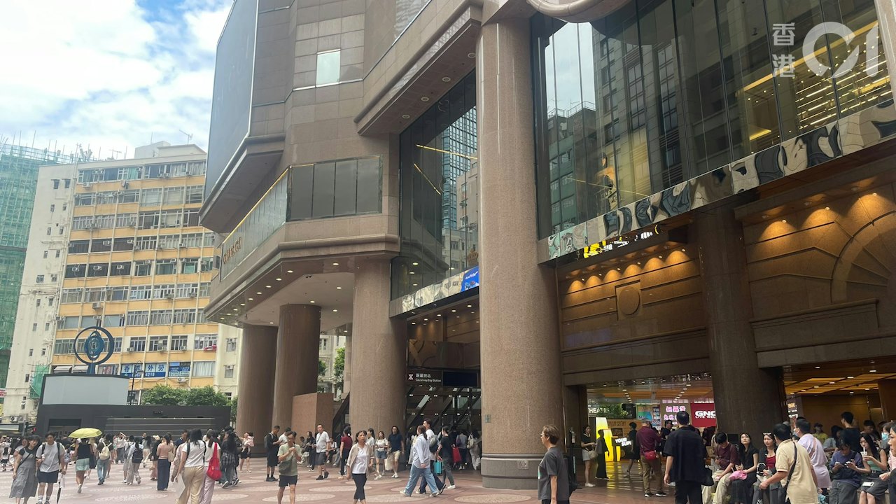 國慶黃金周|銅鑼灣時代廣場重現人潮 有雲南旅客花萬元買化妝品