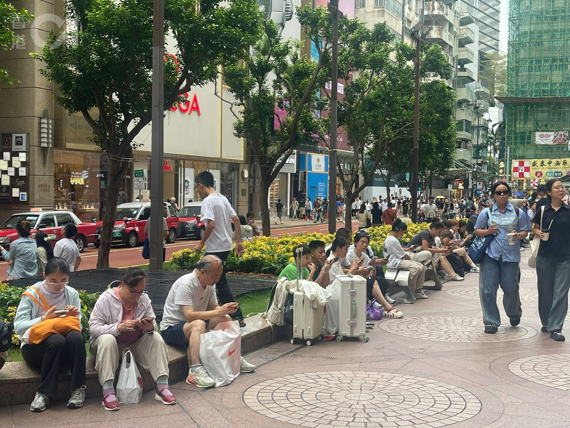 2026年「十一黃金周」第三日,時代廣場依舊有不少人,當中不少是拿着購物袋的內地人。