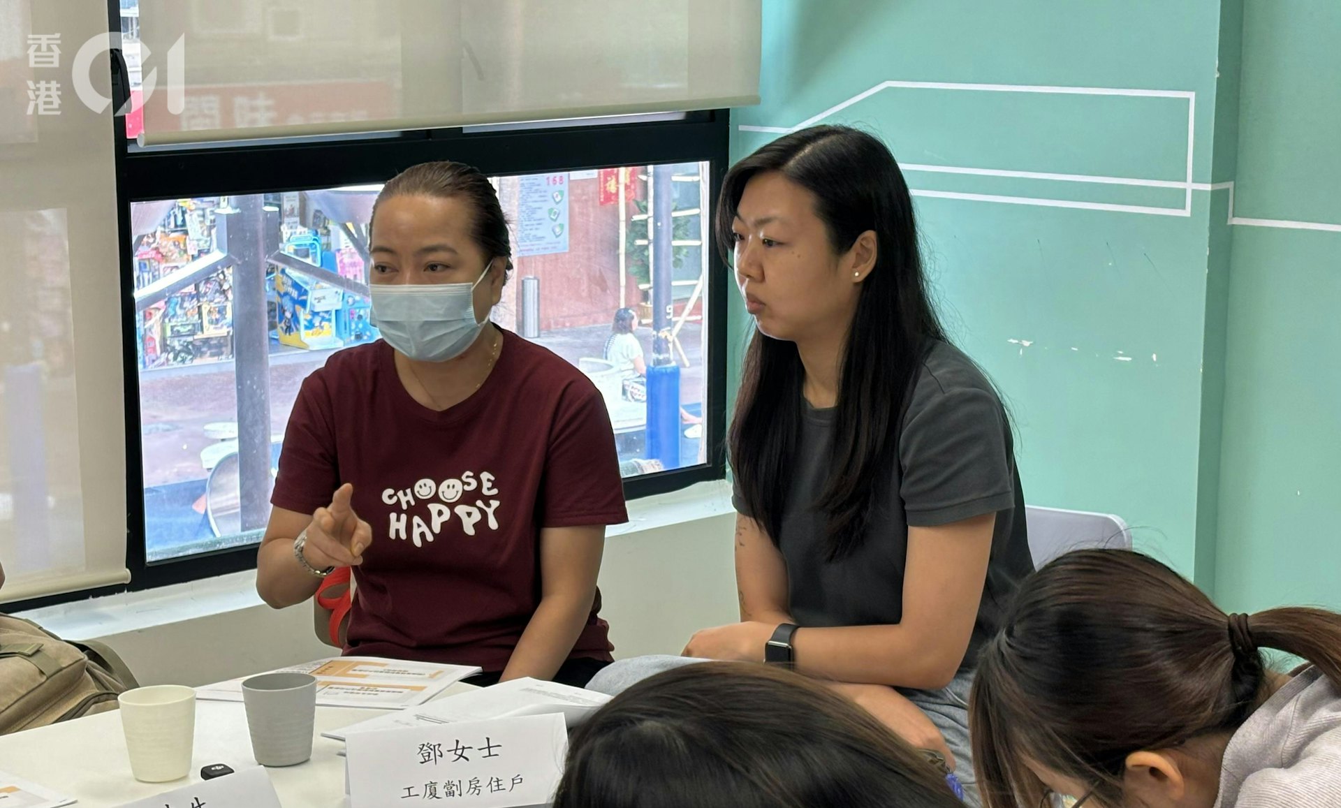 劏房租戶鄧女士(左)同樣因《簡樸房條例》而被迫遷走。她原本在一伙劏房居住,而且有窗及獨立廚廁,但其年邁業主表示,自己已經一把年紀,不想再「抌一嚿錢出嚟」改建單位,逐決定將單位收回不再出租。