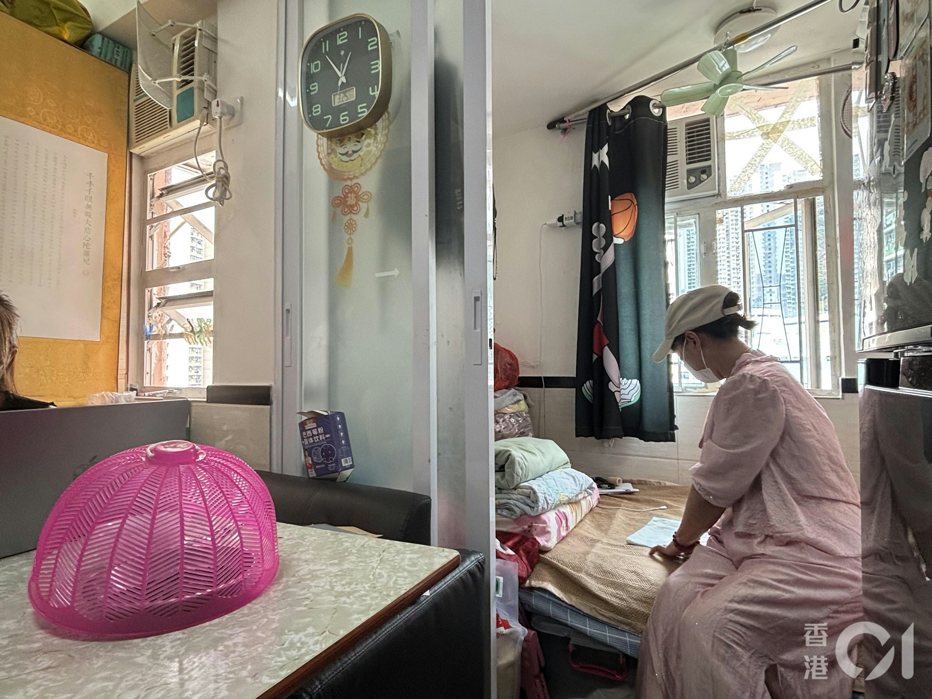 阿May一家原本住在新界寮屋,後經朋友介紹下,去年9月租下現時居住的劏房。但租了剛逾一年後,業主便因為《簡樸房條例》,要求他們遷出。
