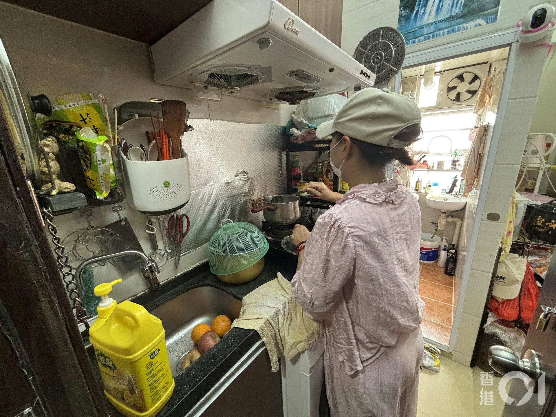 阿May一家原本住在新界寮屋,後經朋友介紹下,去年9月租下現時居住的劏房。但租了剛逾一年後,業主便因為《簡樸房條例》,要求他們遷出。