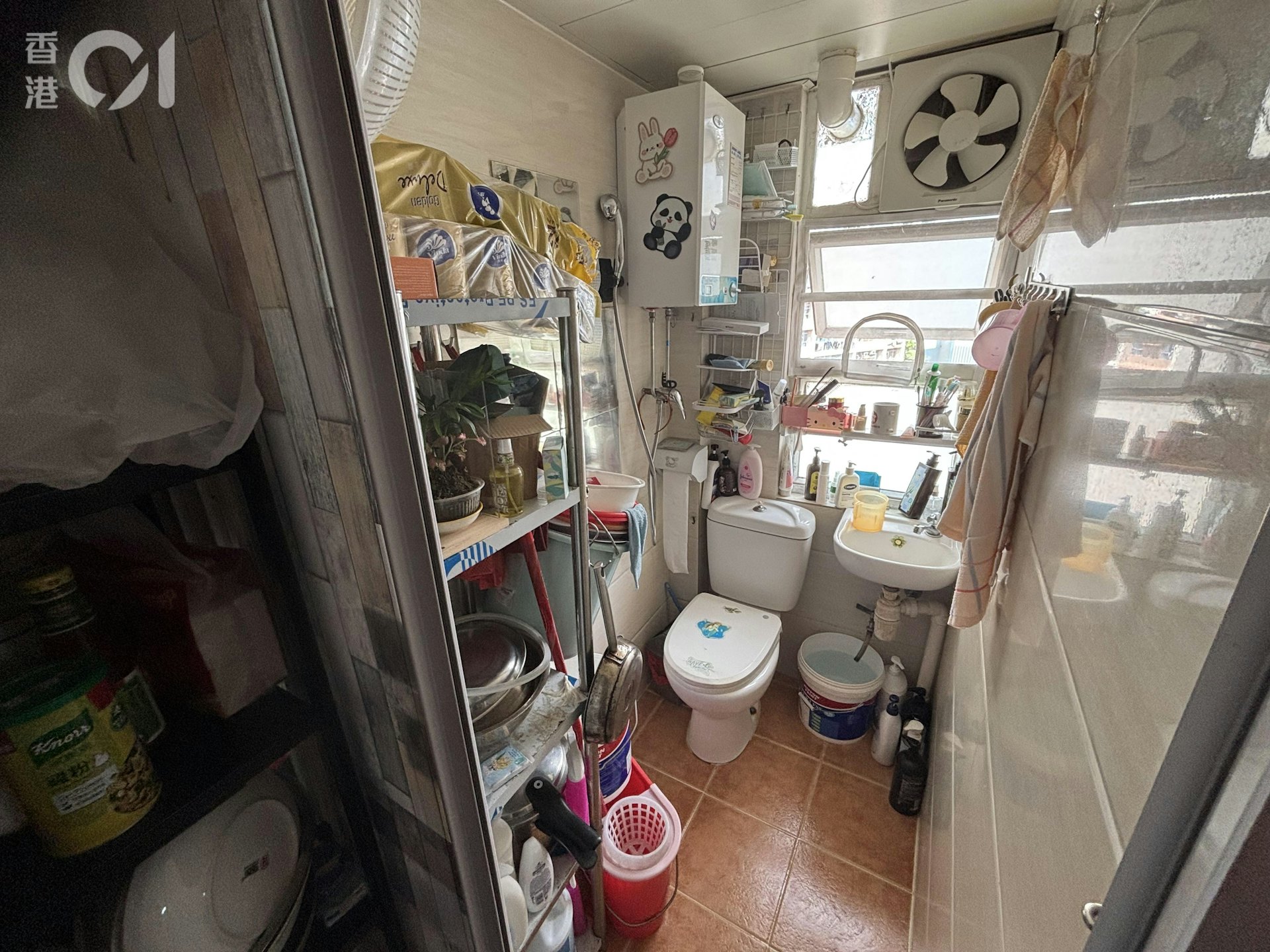 阿May一家原本住在新界寮屋,後經朋友介紹下,去年9月租下現時居住的劏房。但租了剛逾一年後,業主便因為《簡樸房條例》,要求他們遷出。
