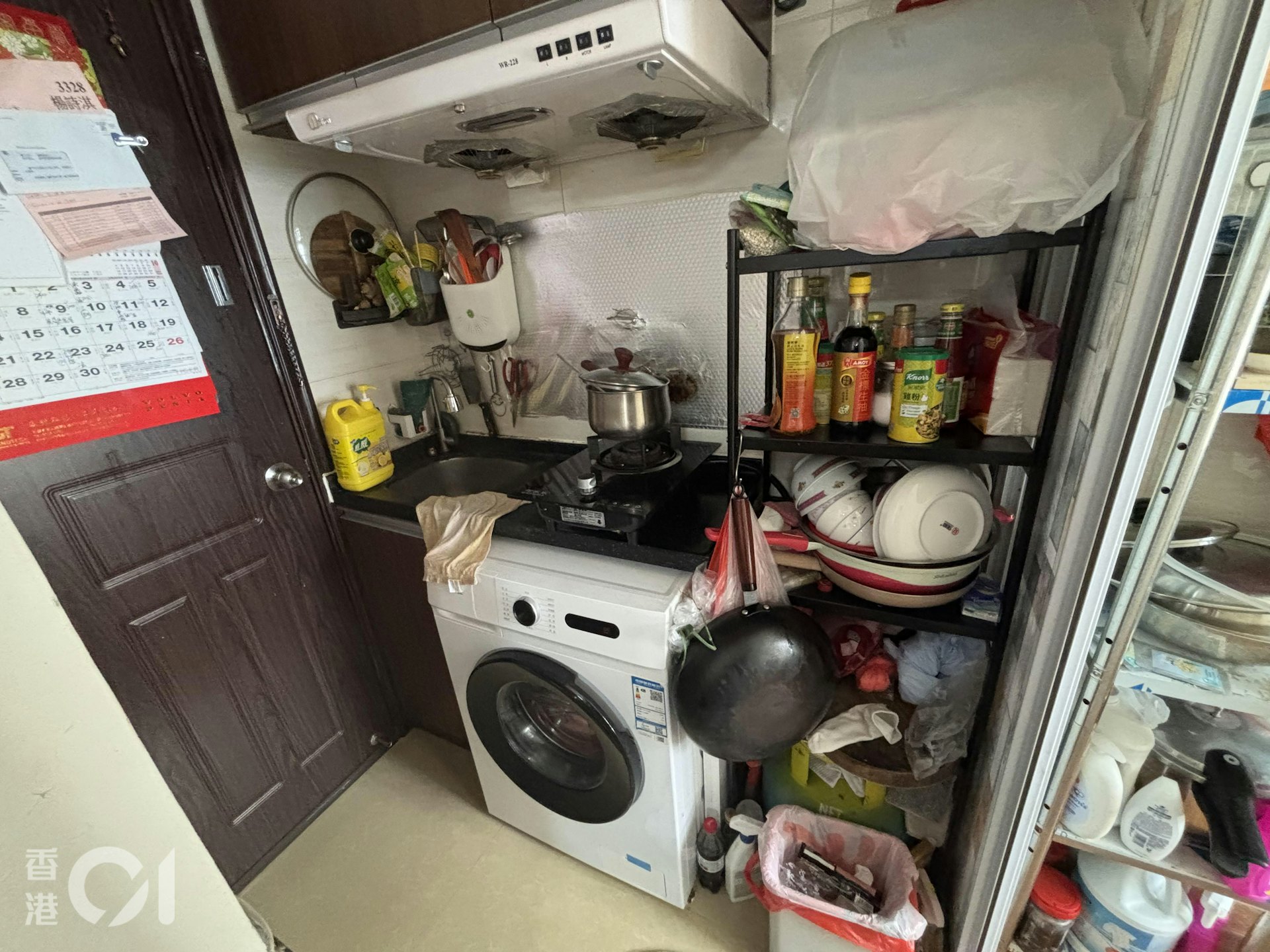 阿May一家原本住在新界寮屋,後經朋友介紹下,去年9月租下現時居住的劏房。但租了剛逾一年後,業主便因為《簡樸房條例》,要求他們遷出。