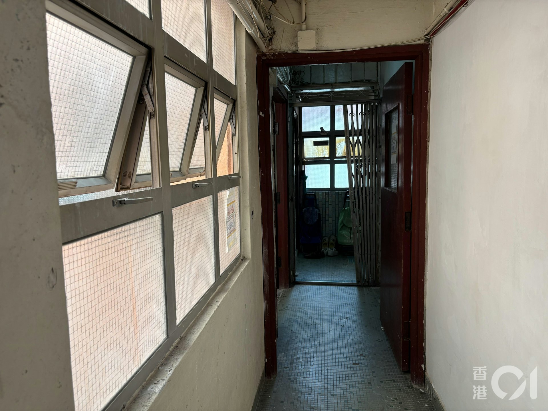 阿May一家原本住在新界寮屋,後經朋友介紹下,去年9月租下現時居住的劏房。但租了剛逾一年後,業主便因為《簡樸房條例》,要求他們遷出。