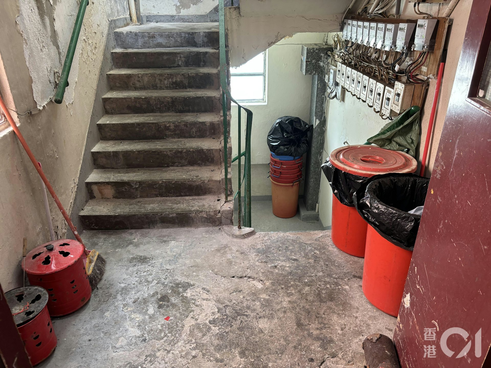 阿May一家原本住在新界寮屋,後經朋友介紹下,去年9月租下現時居住的劏房,單位外便是後樓梯及垃圾房。