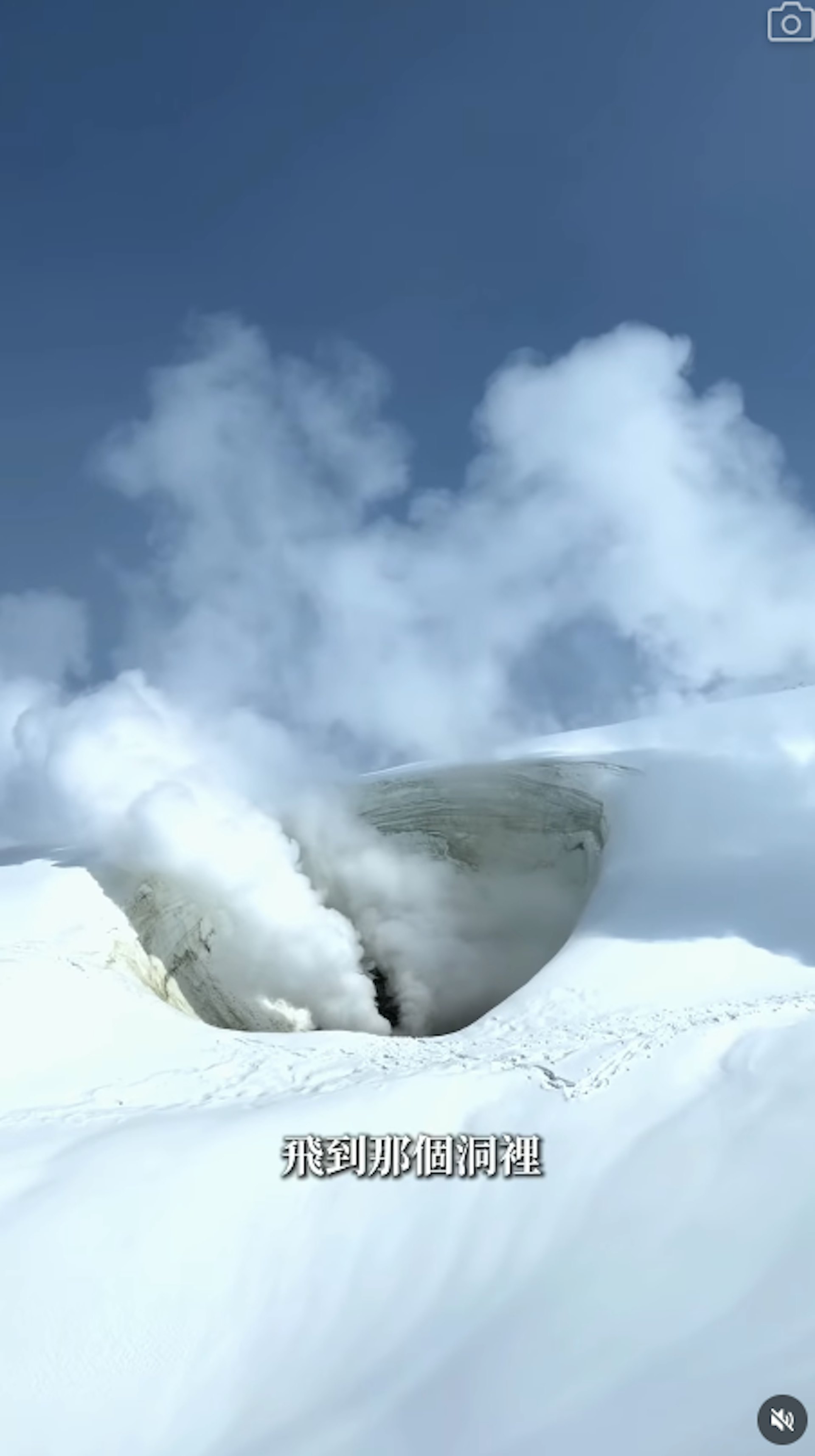 火山口前留影。(IG@alinaln_)
