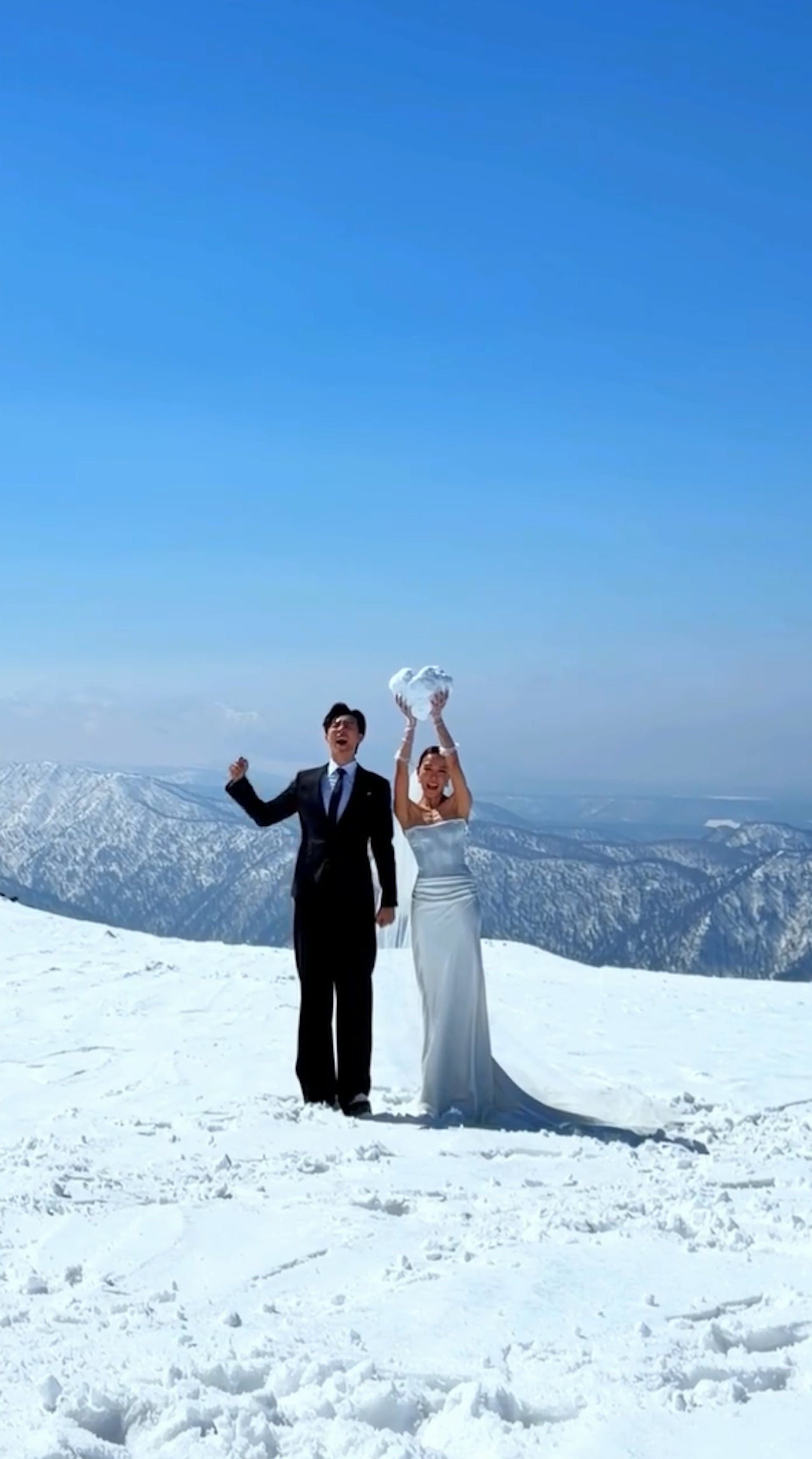 絕美雪山婚照,心型雪!(IG@alinaln_)