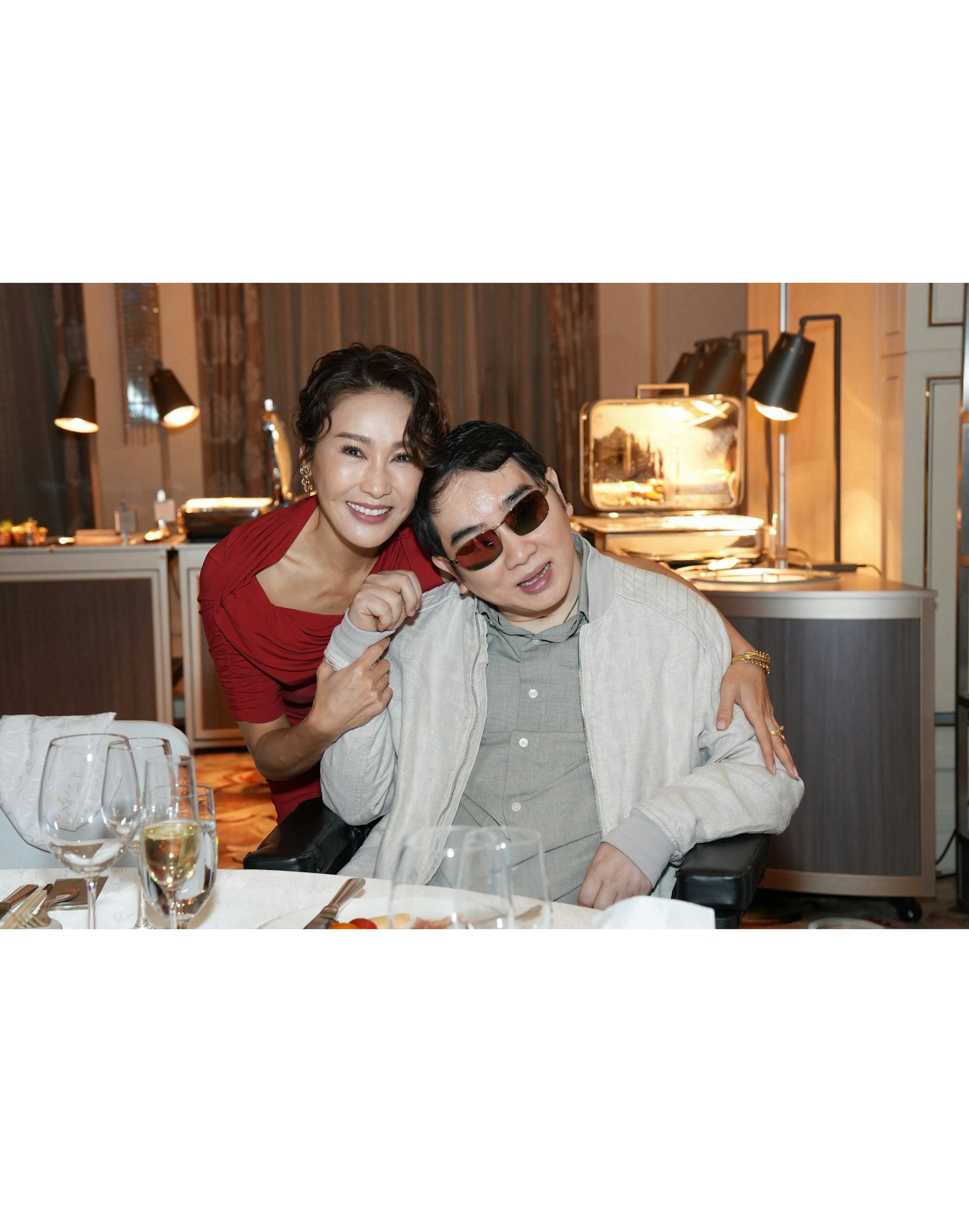 胞弟黎嬰氣色佳,姊弟溫馨同框。(IG/@gigilai_official)