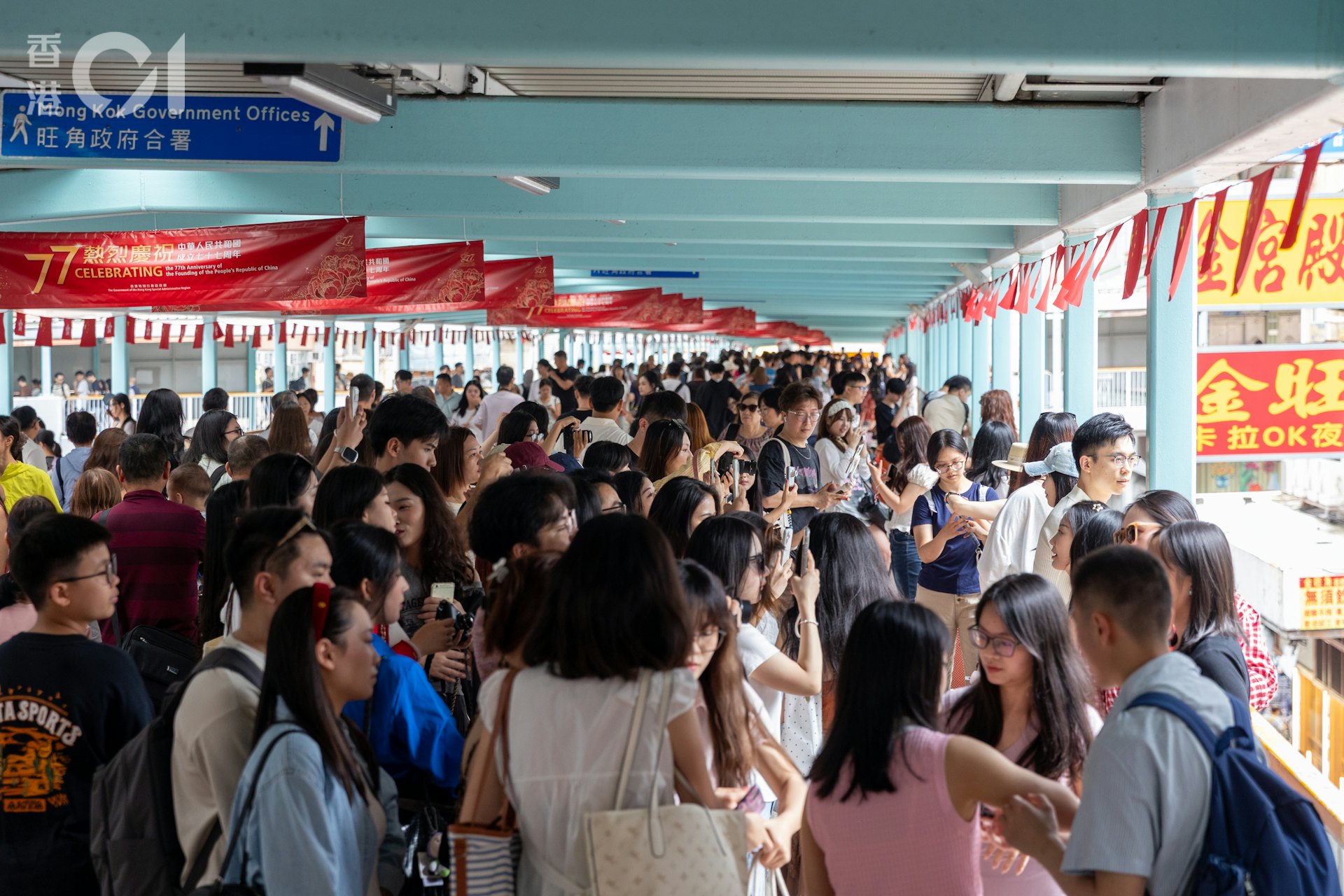黃金周期間,接連接旺角東站及鄰近花園街的行人天橋亦成為熱門打卡點,橋上擠得水泄不通。