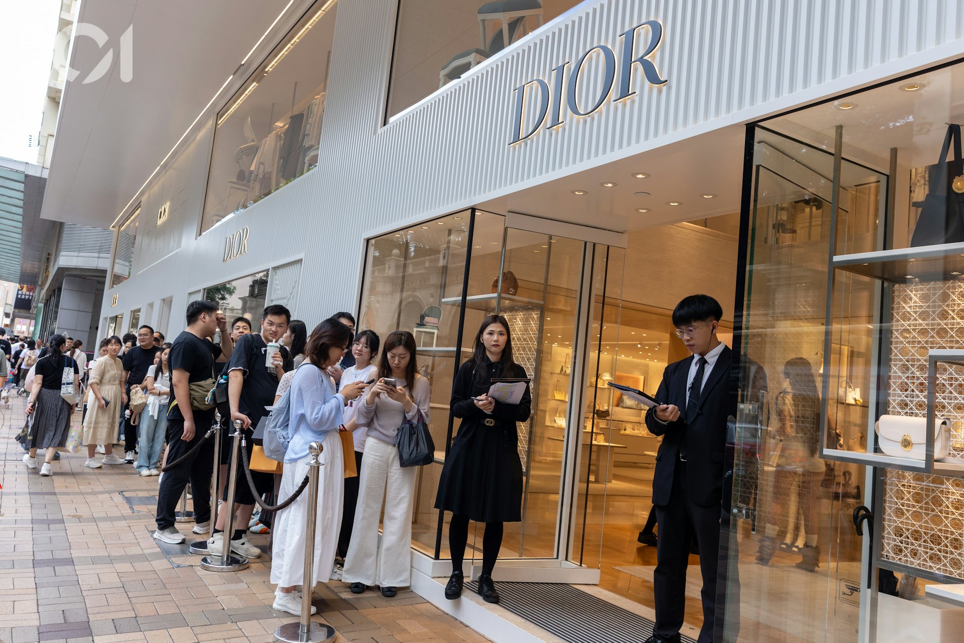 黃金周期間,有名店街之稱的尖沙咀廣東道重現朝氣,奢侈品牌店DIOR門外有逾20人排隊等候進內。